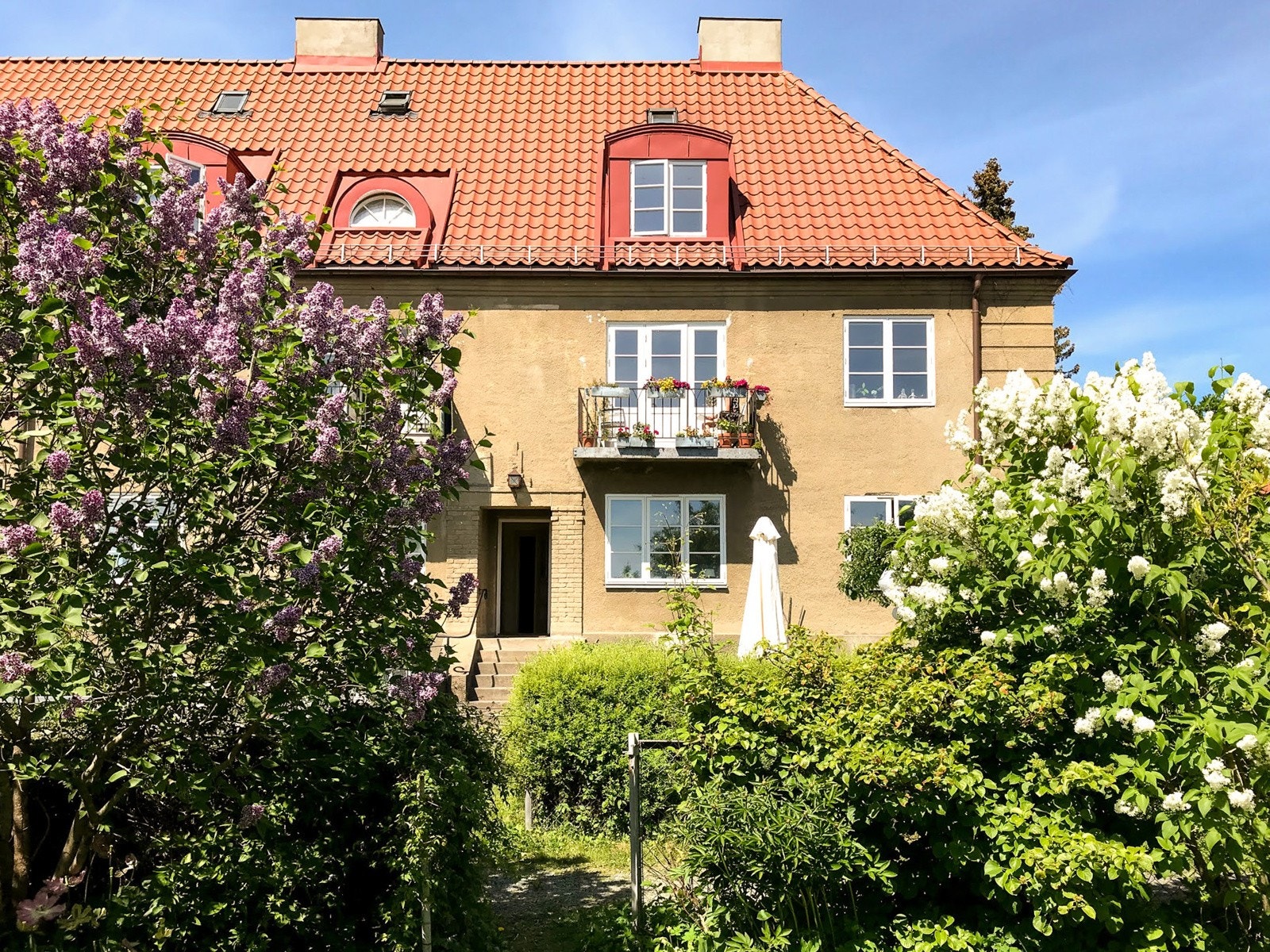 Leiligheten ligger på enden i byggets 2.etasje med utbygget loft og hems. Galleribilde