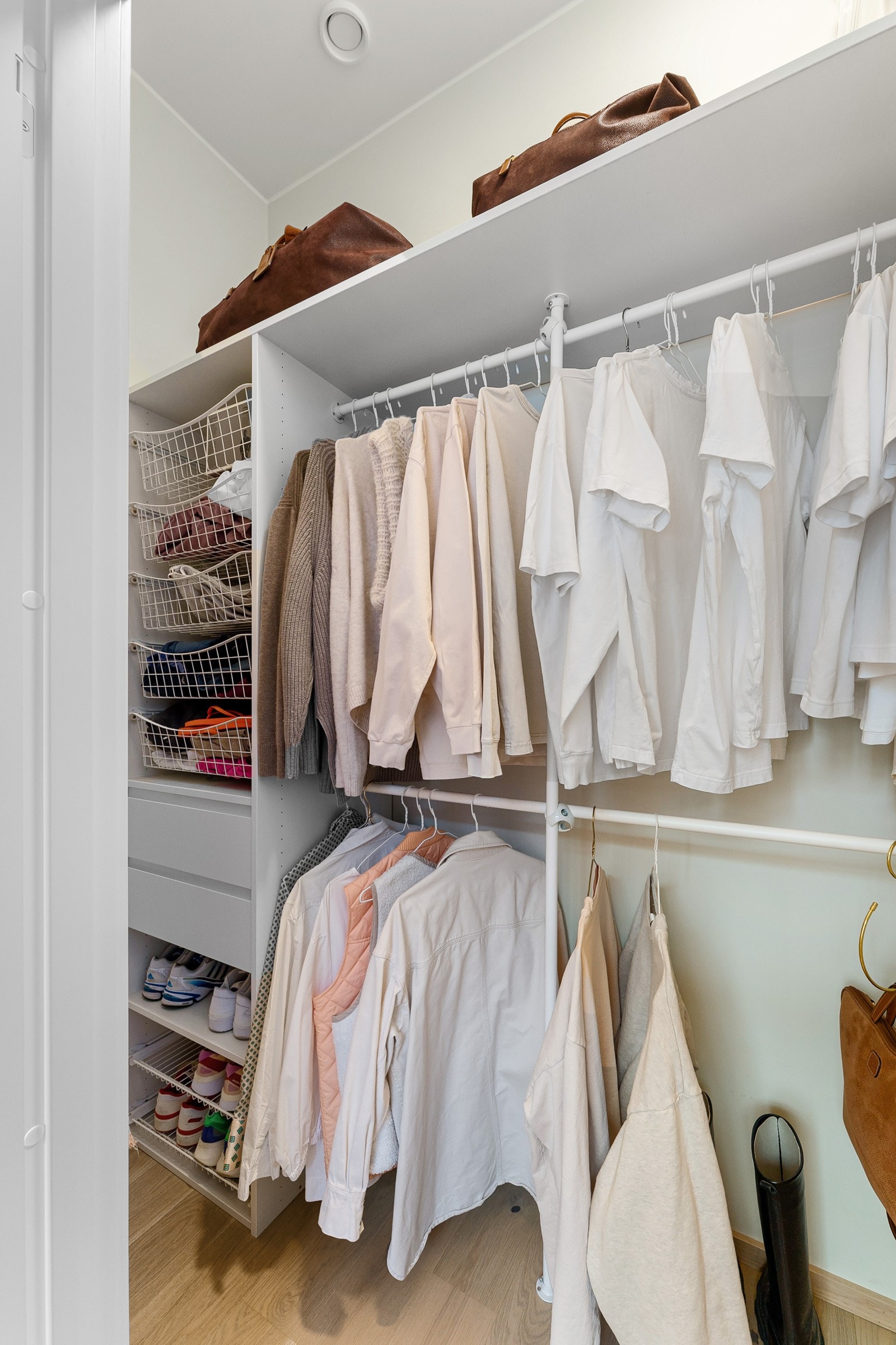 Hovedsoverommet har direkte adkomst til walk-in closet Galleribilde