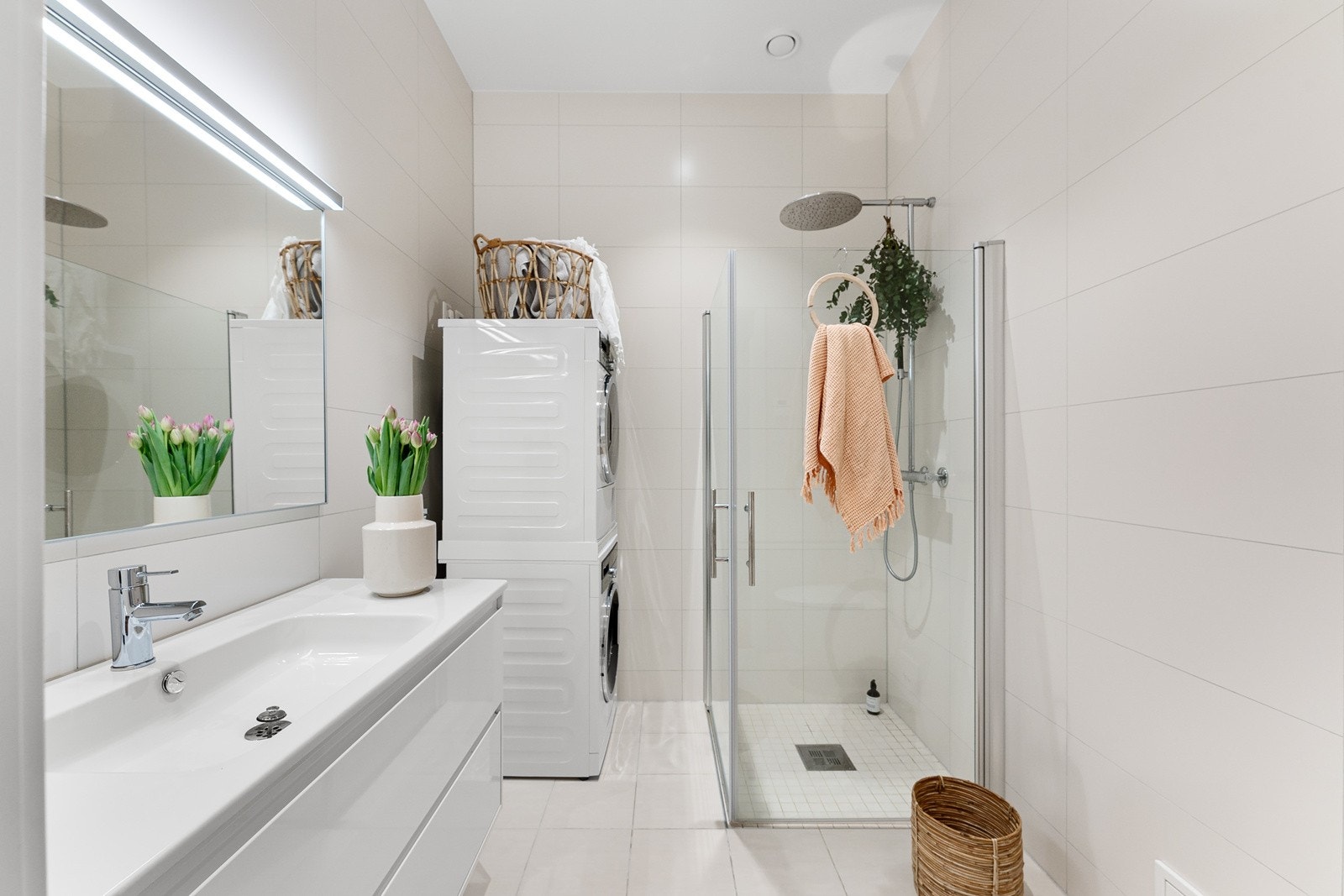 Baderommet har en god størrelse, og har plass og opplegg for det meste man måtte ønske seg Galleribilde