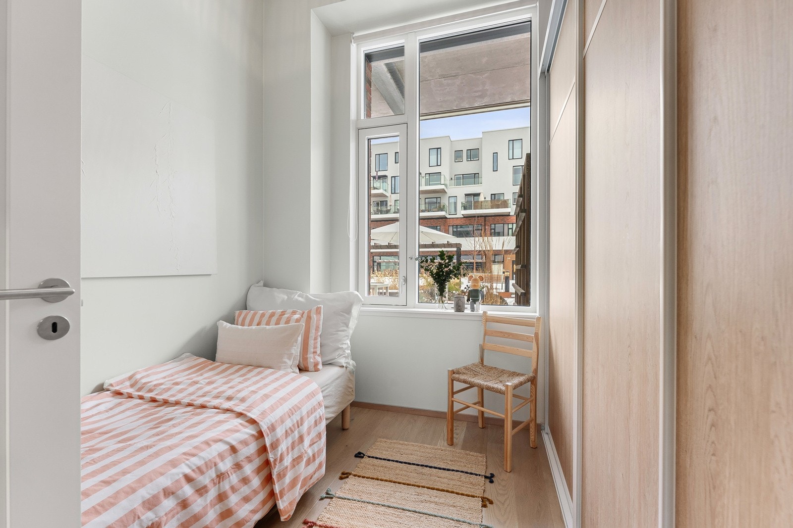 Leilighetens andre soverom er vendt mot bakgården. Galleribilde