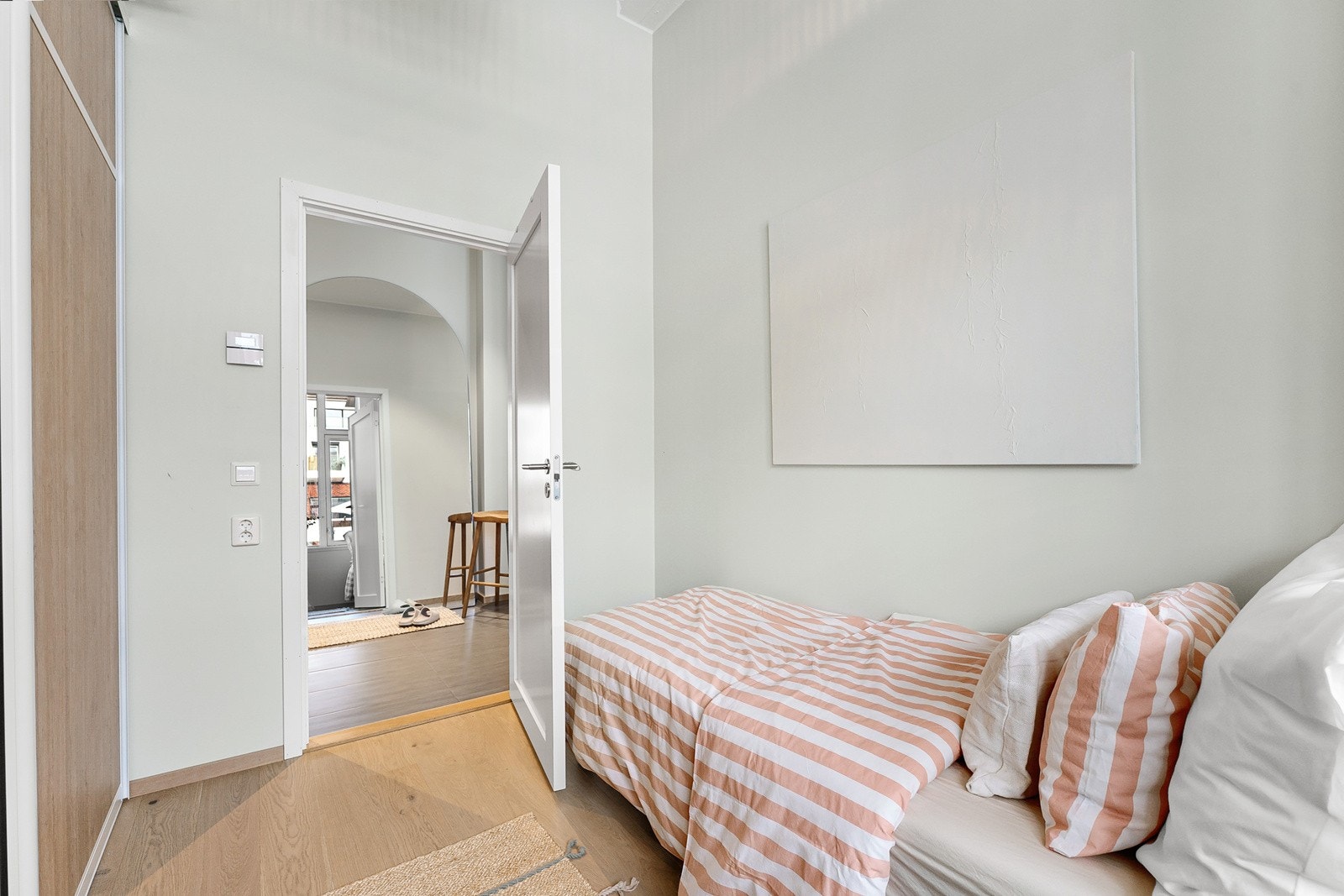 Her har man et flott rom som har flere og gode bruksområder, samt gode oppbevaringsmuligheter i fastmontert garderobe Galleribilde