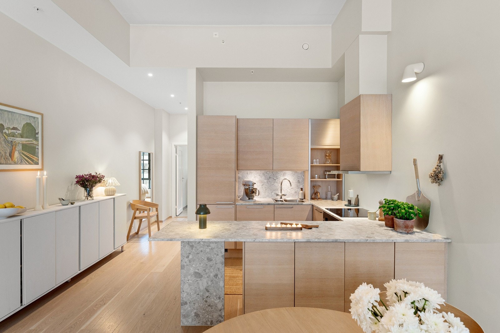 Kjøkkenøyen fungerer som en flott romdeler mellom kjøkken- og stuedelen Galleribilde