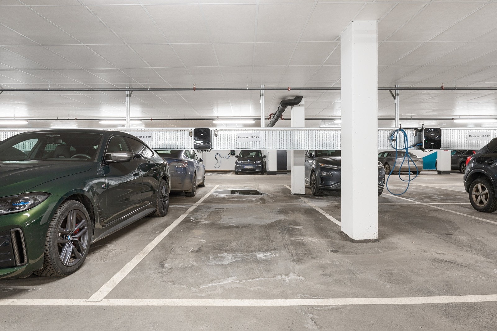 Med boligen følger biloppstillingsplass i felles garasjeanlegg. Plassen har montert lader for el-bil Galleribilde