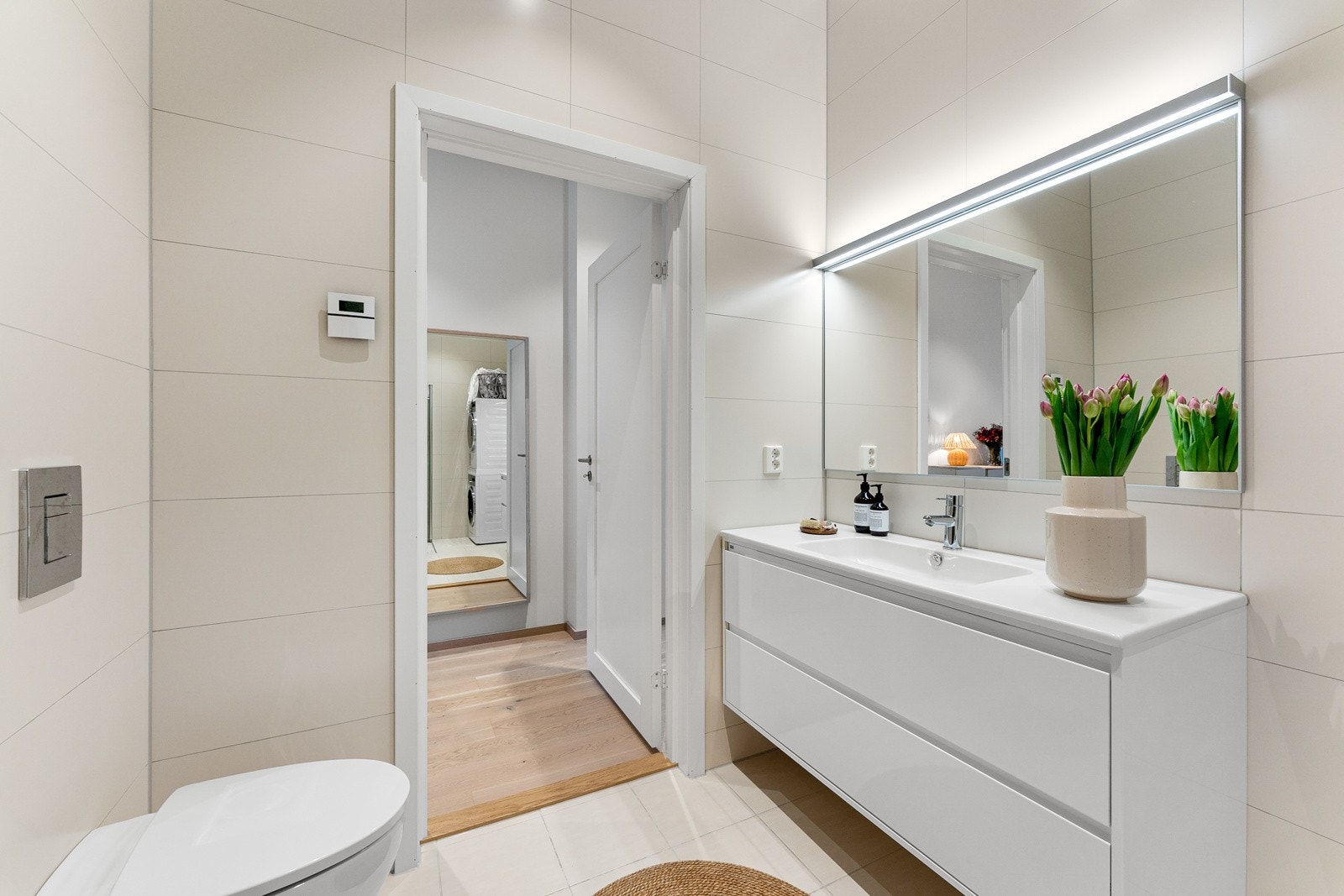 Lekkert baderom med stilsikre flis- og materialvalg. Galleribilde