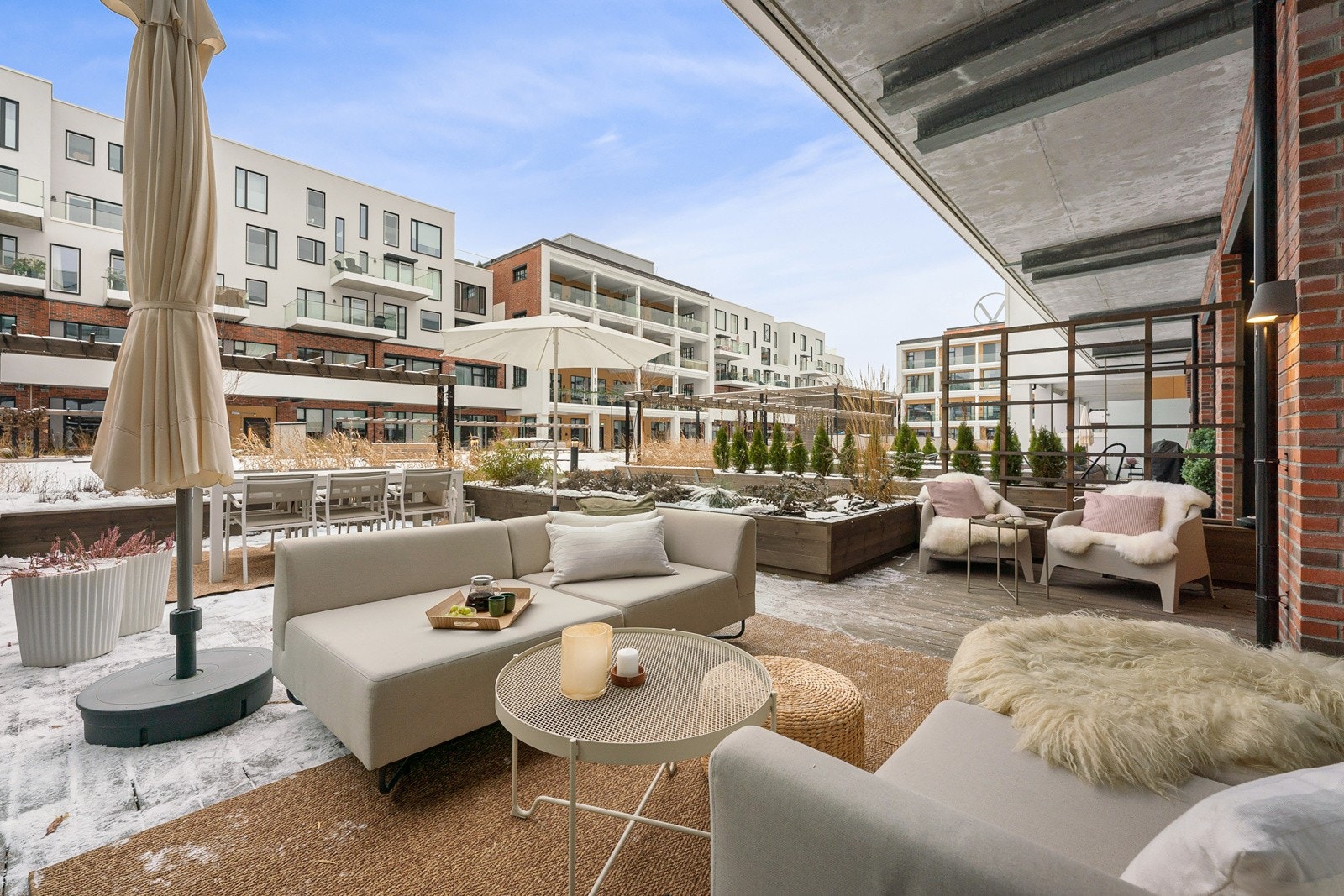 Uteplassen er enkel å innrede både med sofagruppe, spisebord og grill. Galleribilde