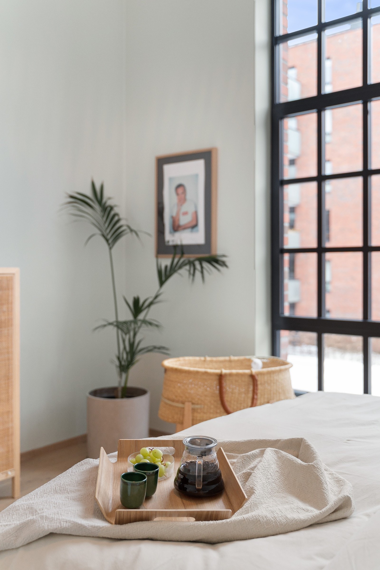 I leilighetens største soverom har man flotte industrielle vinduer som slipper mye lys inn og gir et flott utsyn Galleribilde