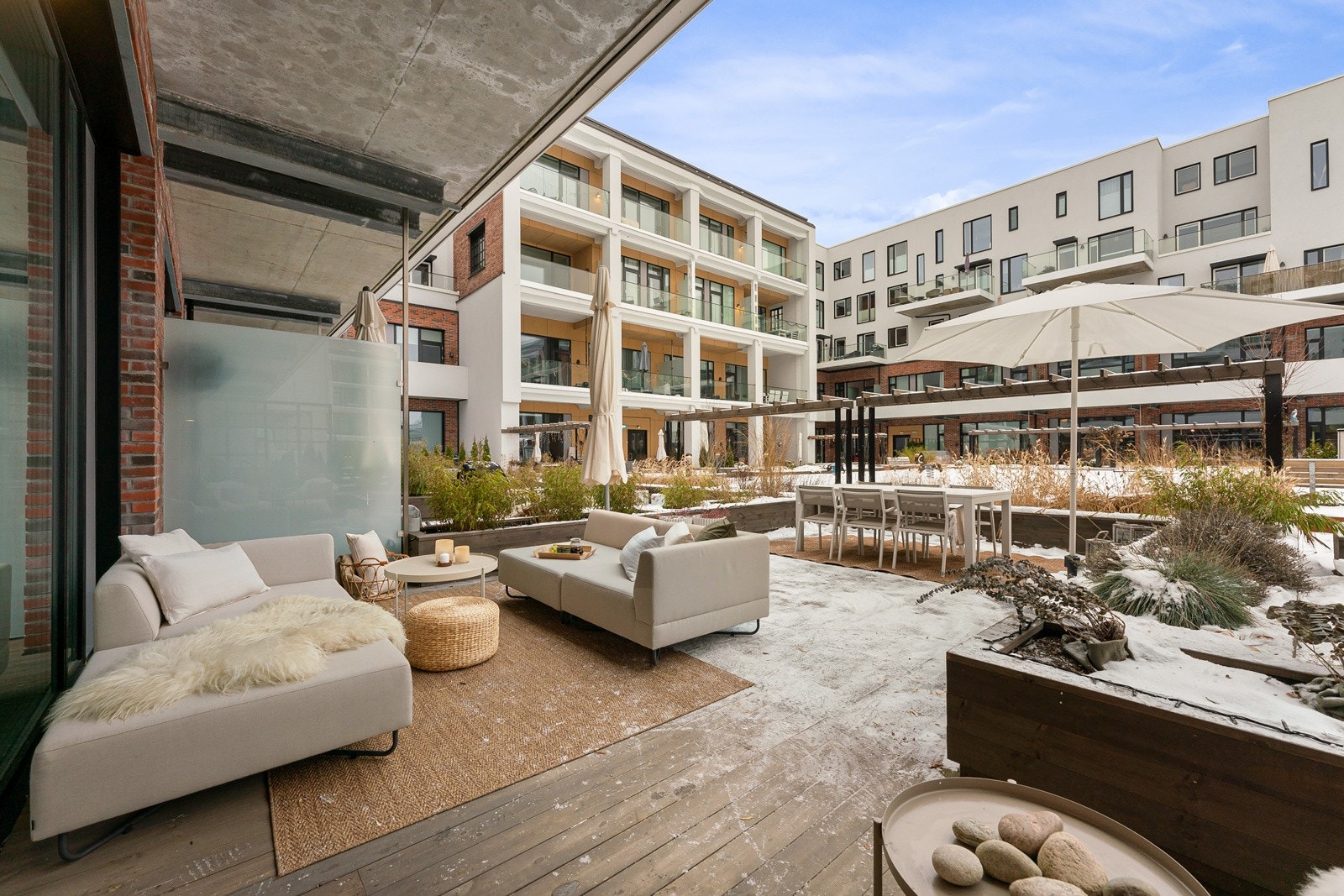 Fra stuen har man direkte adkomst til stor uteplass på hele 37 kvm Galleribilde