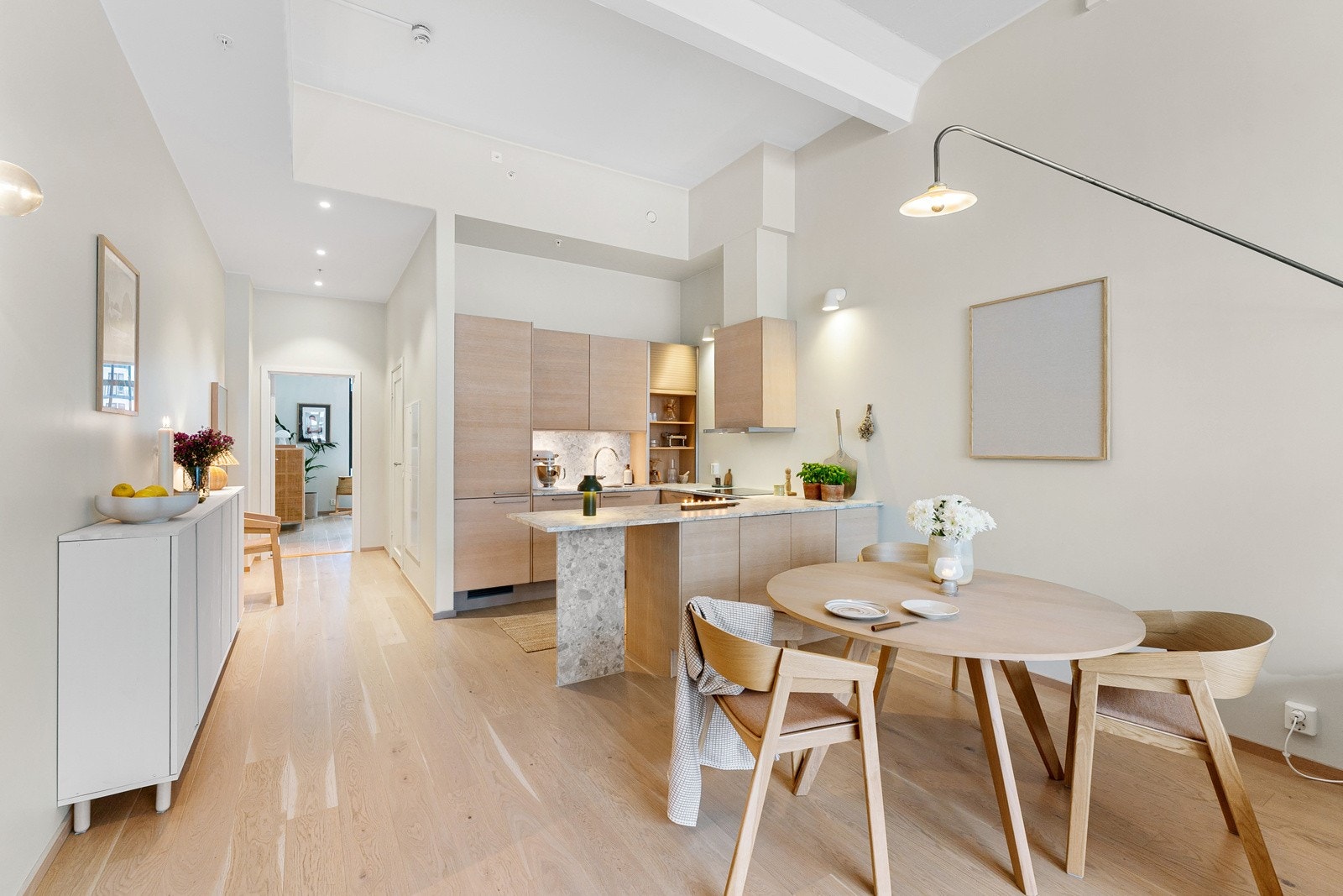 Leiligheten har en stor og sosial stue- og kjøkkenløsning. Galleribilde