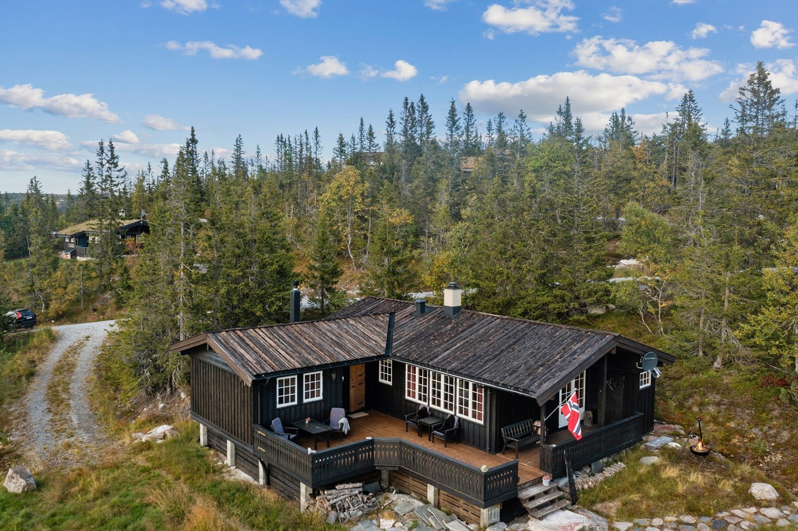 Veg helt frem med parkering på eiendommen Det er kort vei til snaufjellet. Vil man heller gå i skogsterreng, er det også gode mulighet for det. Galleribilde