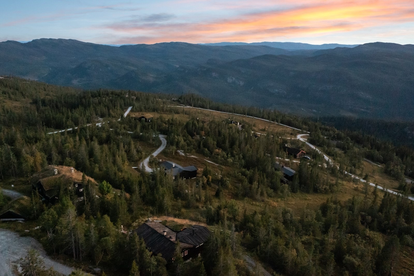 Det er 17 km til Eggedal sentrum. Her er det nærbutikker, Jernia, vinmonopol, ladestasjon, bensinstasjon etc. 16 km til alpinanlegg på Haglebu. Galleribilde
