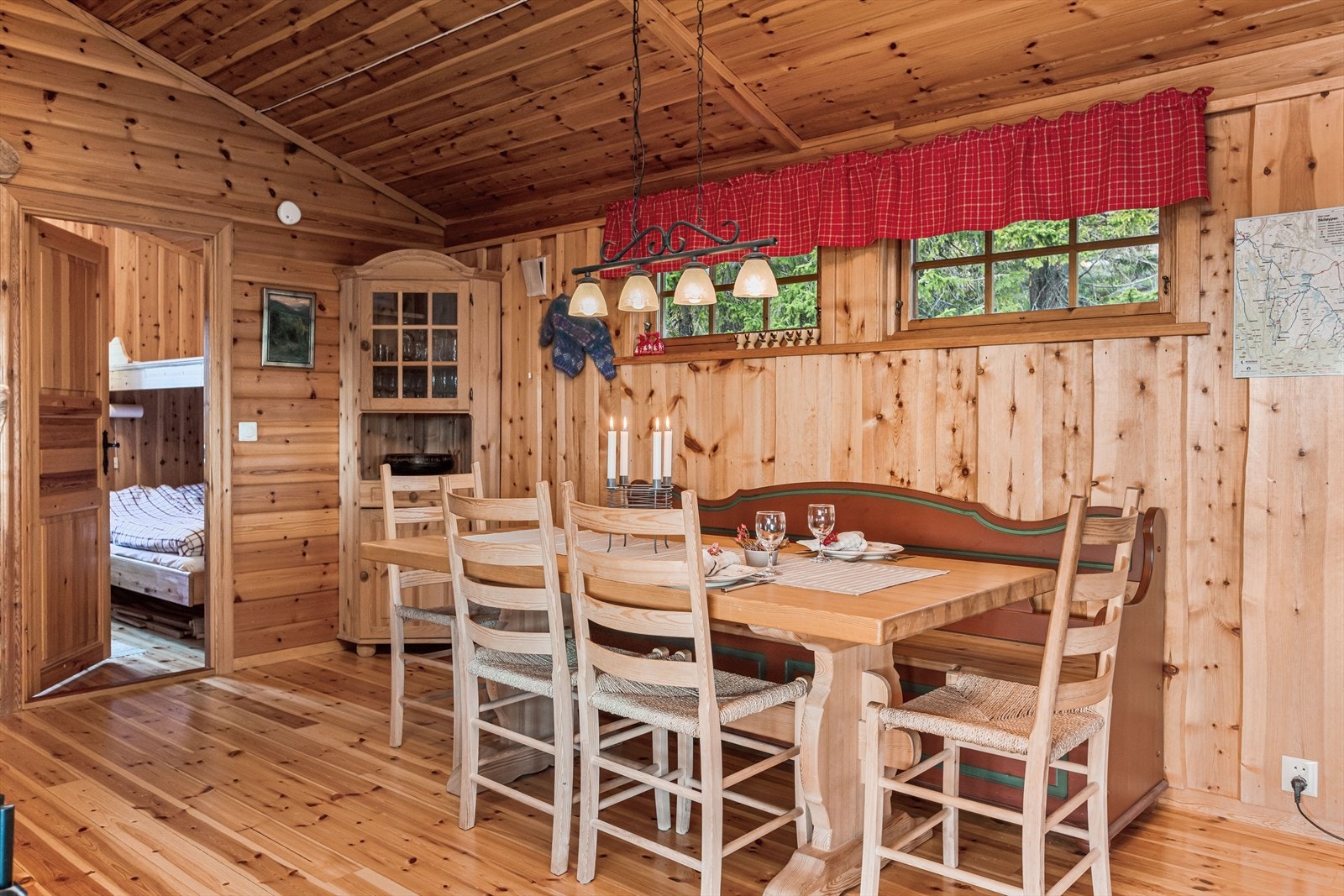 Stuen er naturlig delt inn i to soner med spiseplass mellom stue og kjøkken. Galleribilde