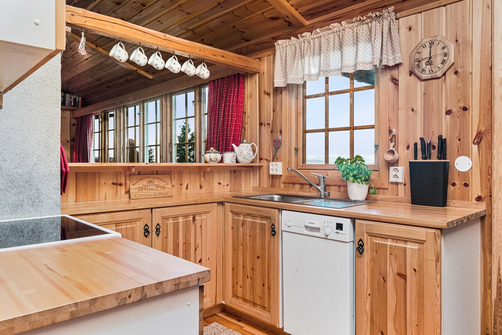 Hvitevarene på kjøkkenet medfølger og består av komfyr, oppvaskmaskin og kjøl/frys. Galleribilde