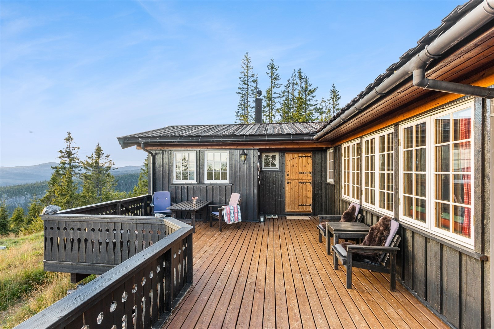 Terrassen er romslig og har særdeles flott utsikt over omkringliggende fjell. Galleribilde