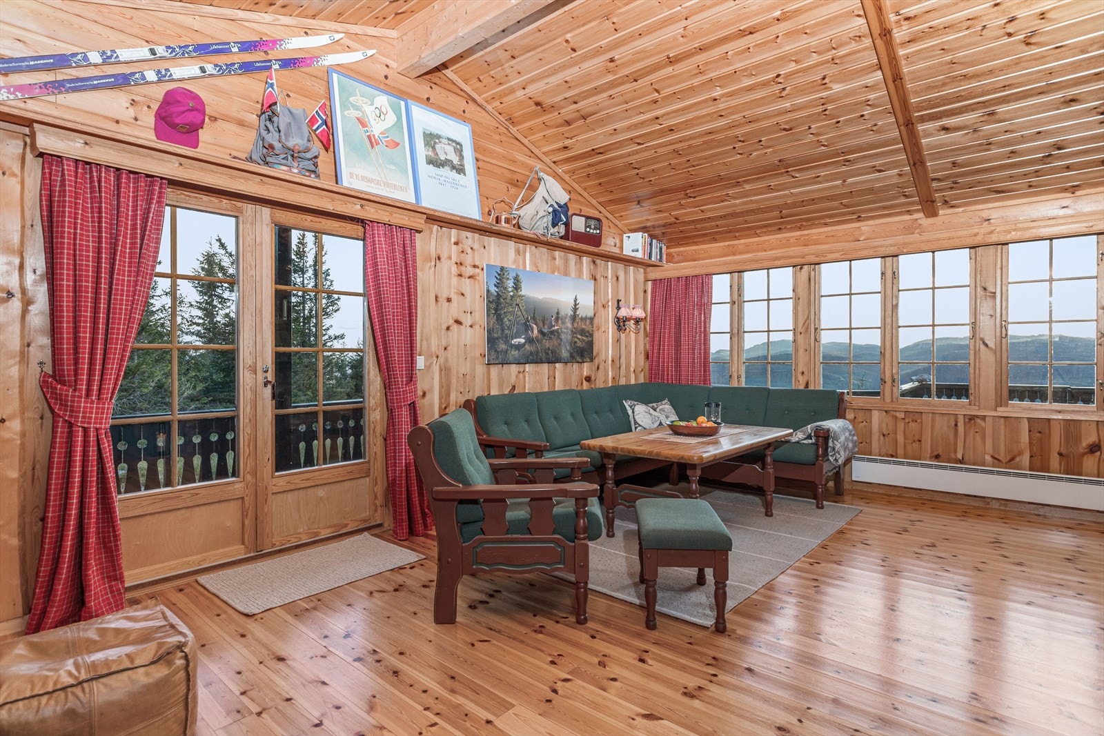 Den gode takhøyden gjør at rommet føles luftig, men har likevel en lun og koselig atmosfære. Galleribilde