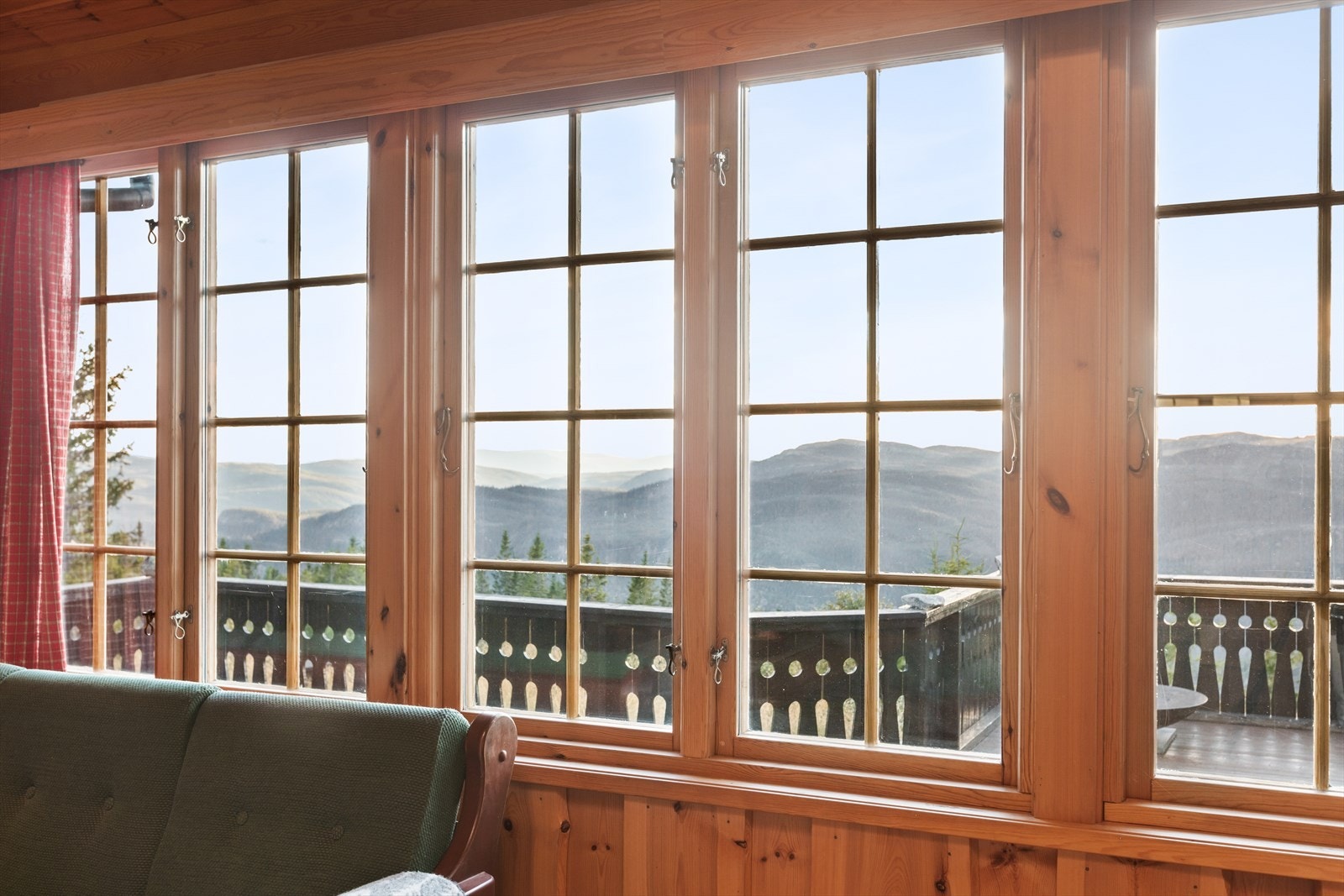 De generøse vindusflatene slipper inn rikelig med naturlig lys i rommet så vel som det gir fantastisk utsyn over de flotte omkringliggende fjellområdene. Galleribilde