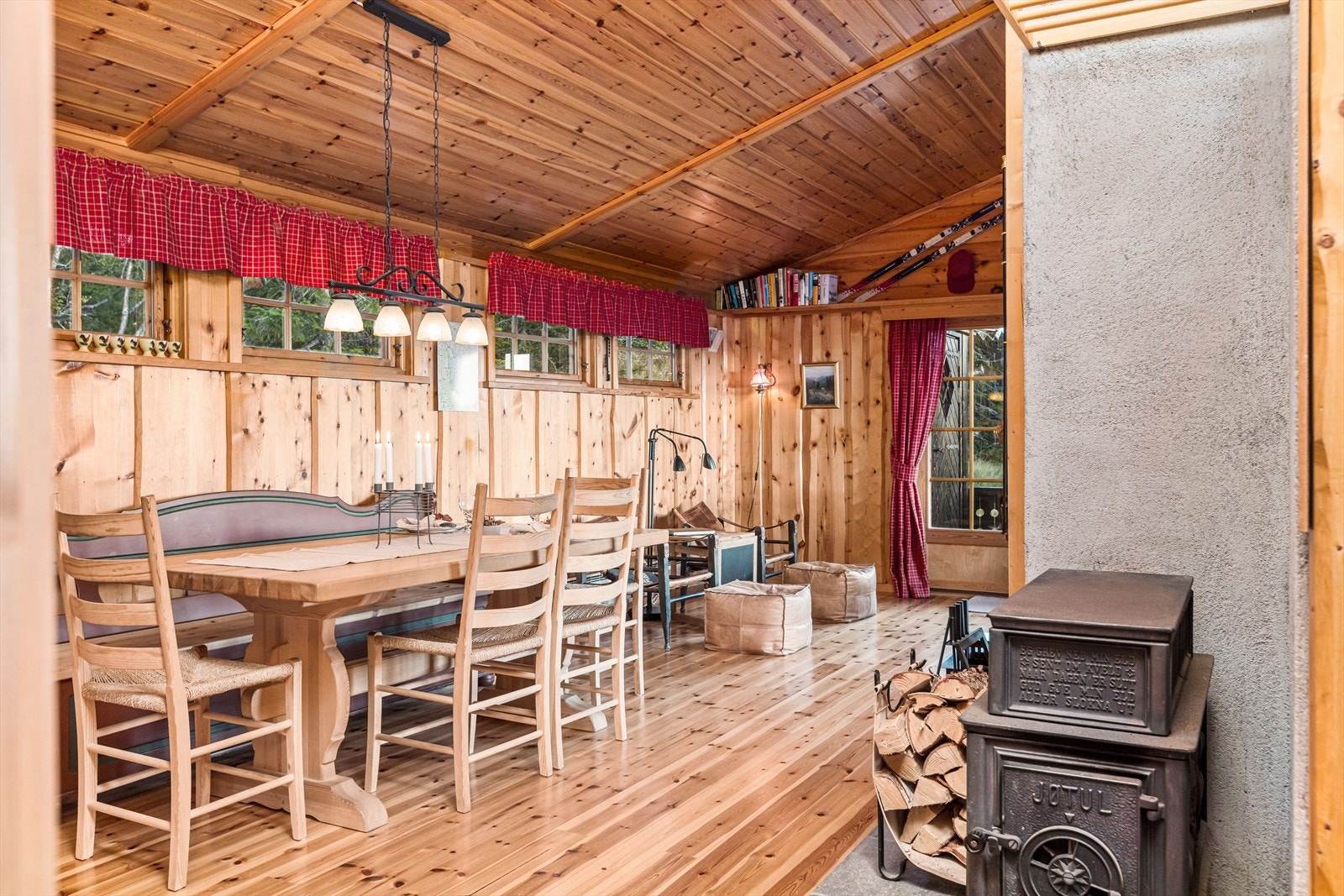 Det er både peis og Jøtul vedovn som bidrar til energivennlig oppvarming. Galleribilde