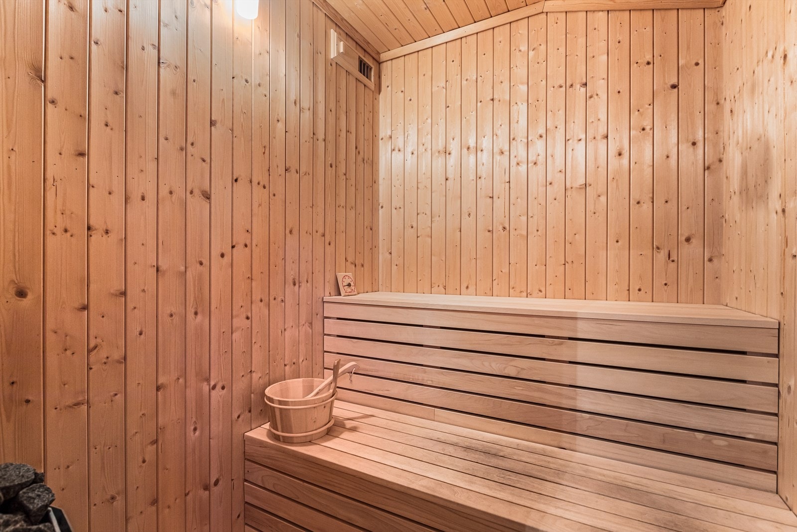 I tilknytning til badet er det en romslig badstue med benkeinnredning i tre. Badstue er godt for kropp og sjel etter en fjelltur eller skitur! Galleribilde