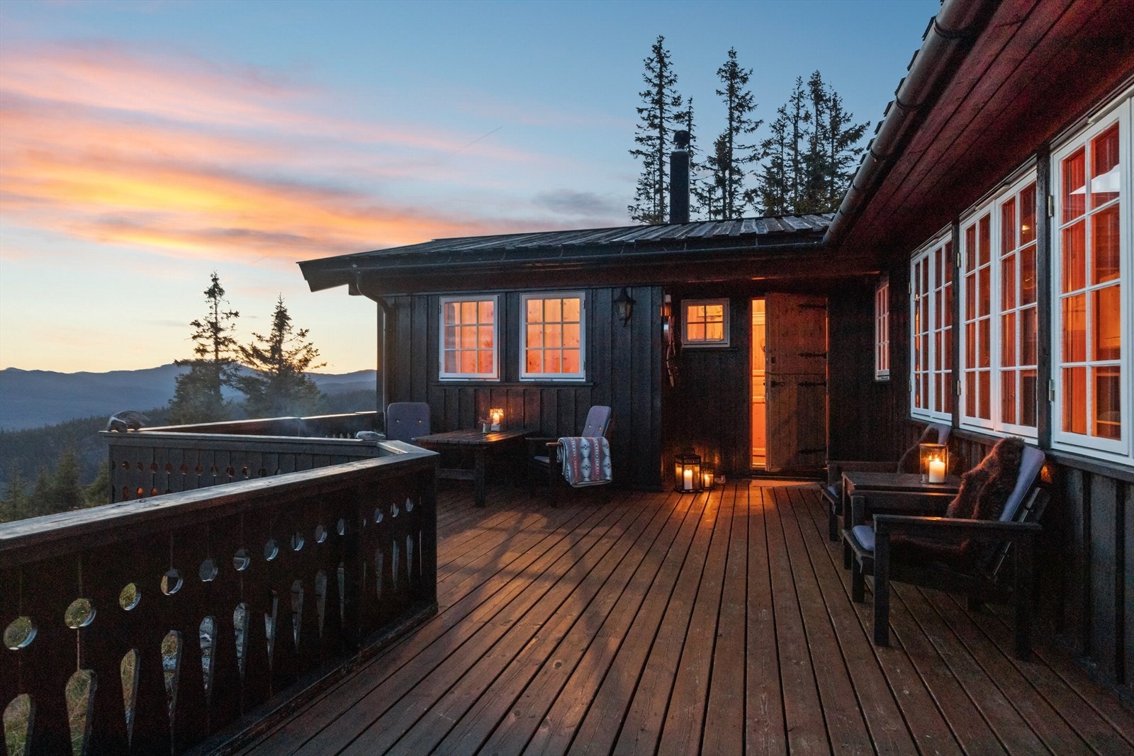 Hytta fremstår som godt vedlikeholdt og har en rekke sjarmerende kvaliteter som god takhøyde og generøse vindusflater med fantastisk utsyn. Galleribilde