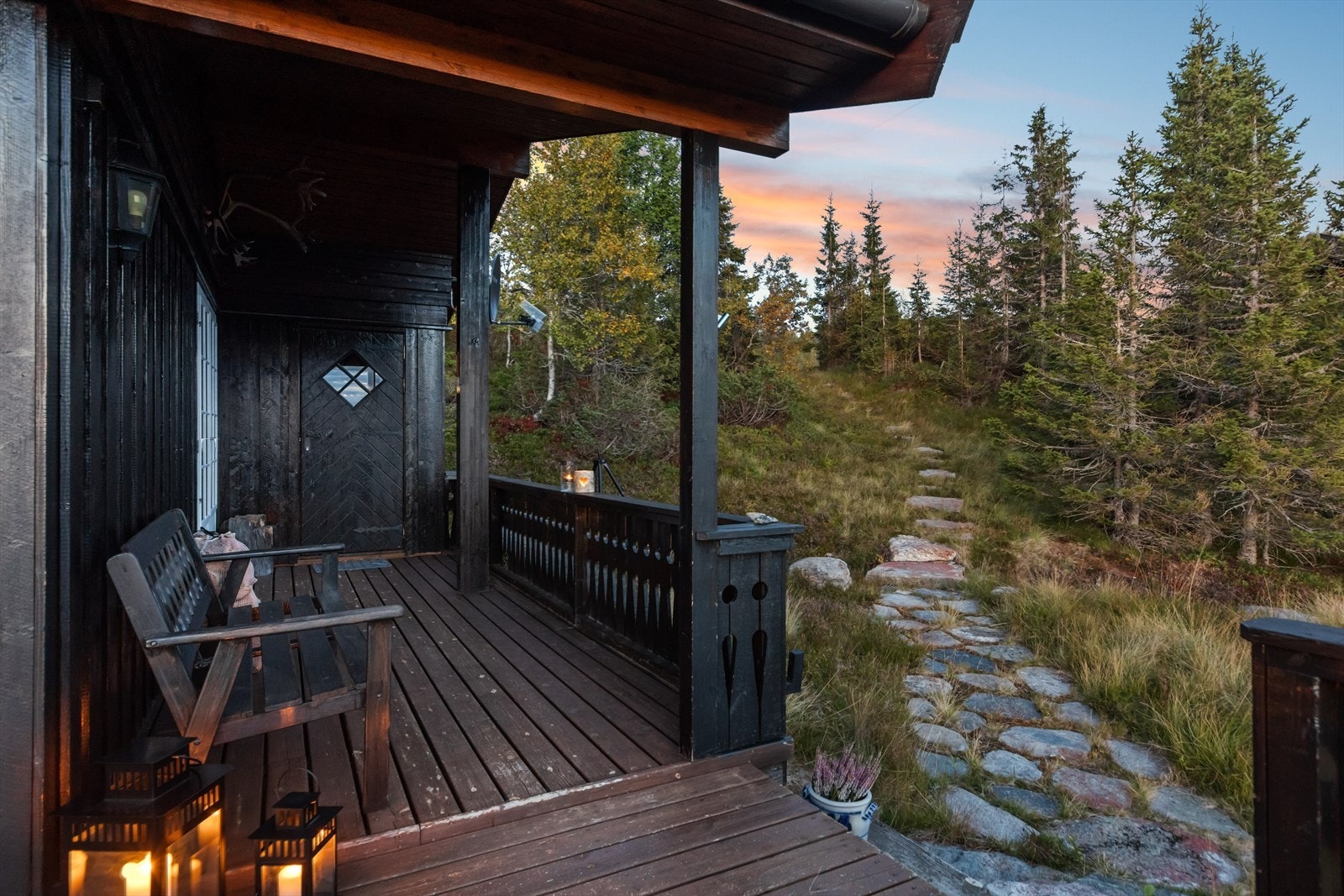 Det er opparbeidet steinlagt sti ned til hytta. Galleribilde