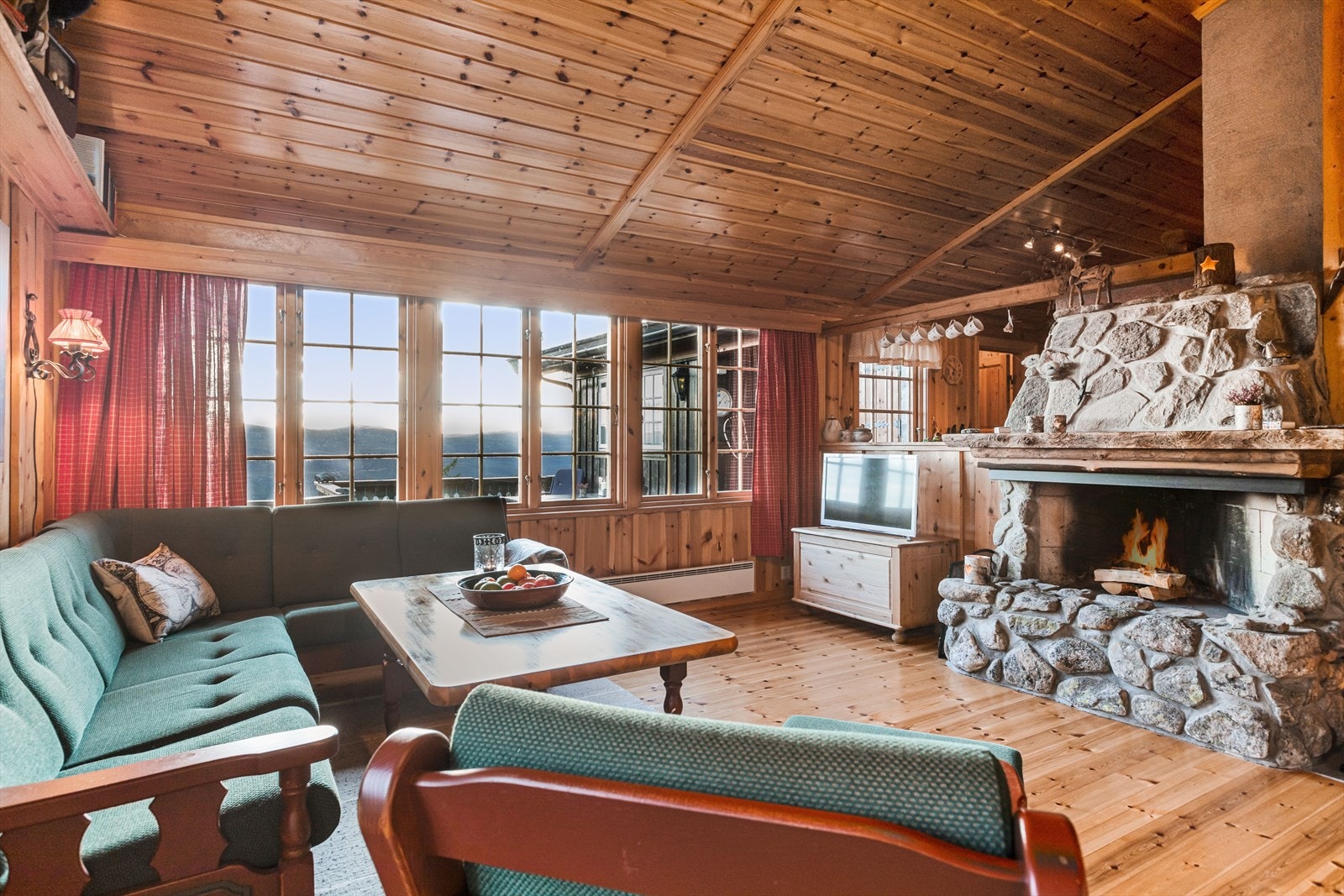 Hytta har en romslig stue med delvis åpen kjøkkenløsning. Galleribilde