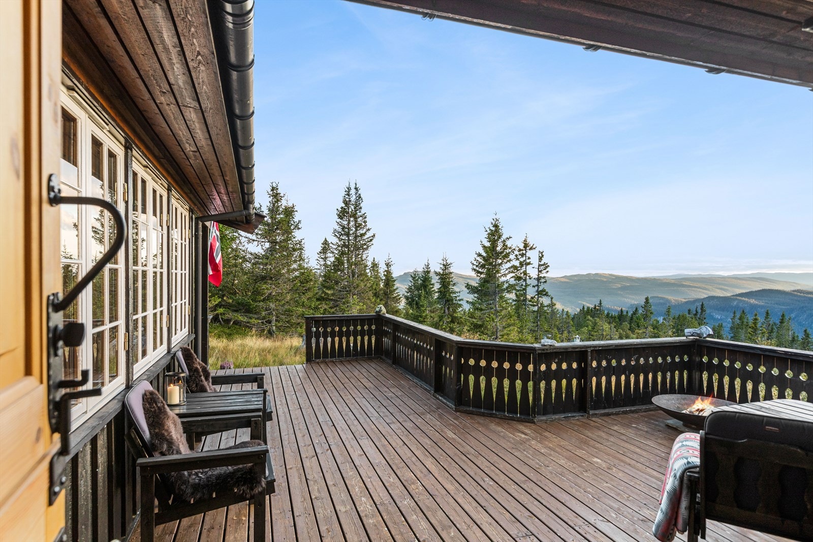 Hytta ligger fantastisk til usjenert og snørikt område med fantastisk utsikt i tillegg til at den ligger tett på stier og skiløyper. Galleribilde