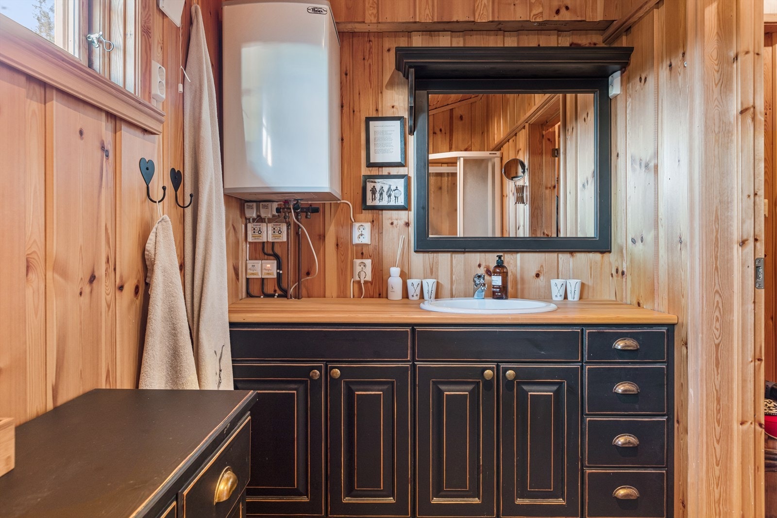 Badet er utstyrt med wc, servantinnredning og dusjkabinett. (Nytt dusjkabinett fra september 2022) Galleribilde