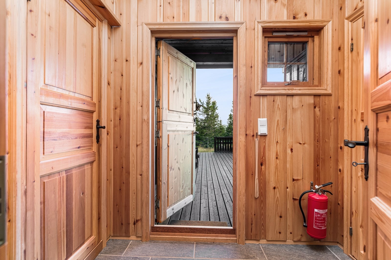 Her ønskes man velkommen inn i praktisk flislagt entré. Galleribilde