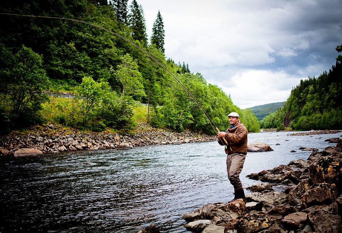 Laksefiske i Stjørdalselva er populært i sesongen. Her fra Renå Gård Galleribilde