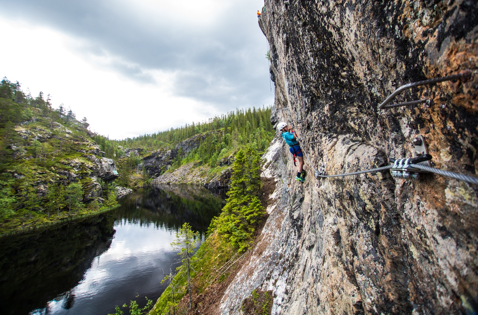 De har 22 klatreløyper i trær og fjell, i forskjellige høyder og vanskelighetsgrader. Galleribilde