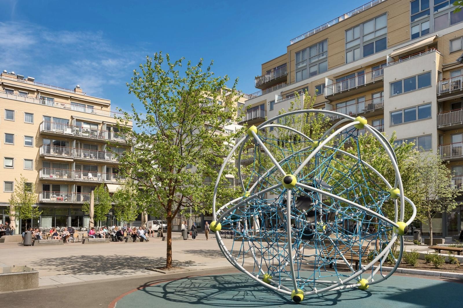 Nærområdet er i stor vekst. Teaterplassen byr på flere hyggelige restauranter og kafeer. Galleribilde