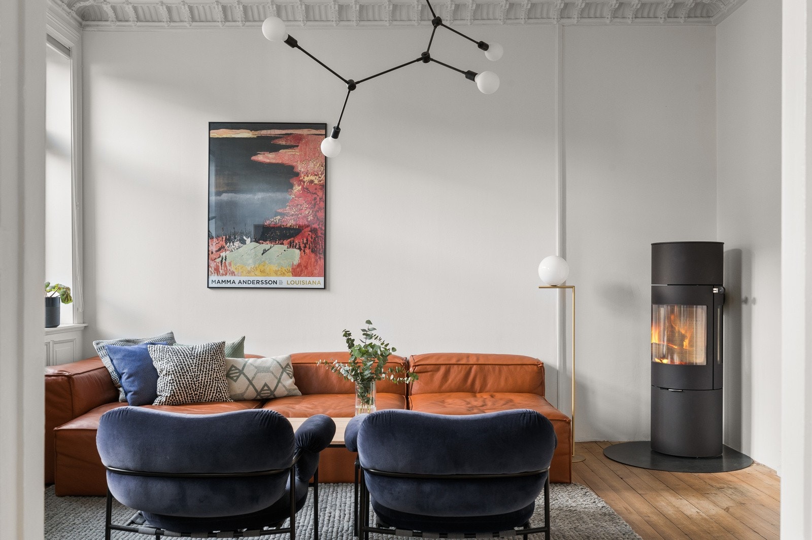 Leilighetens stue er av god størrelse med plass til sofagruppe og mediemøblement. Galleribilde