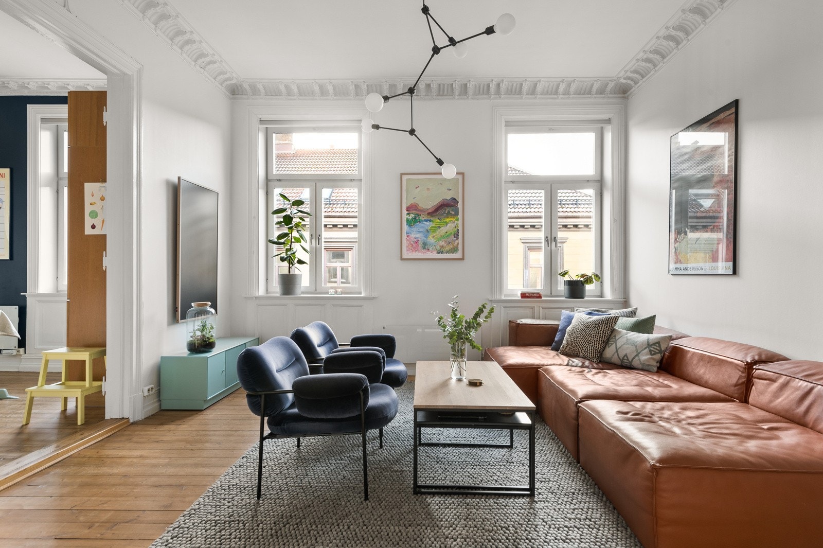 Leiligheten har flotte klassiske detaljer som store vindusflater, rikelig takhøyde, originale tregulv, velbevart stukkatur og rosett! Galleribilde