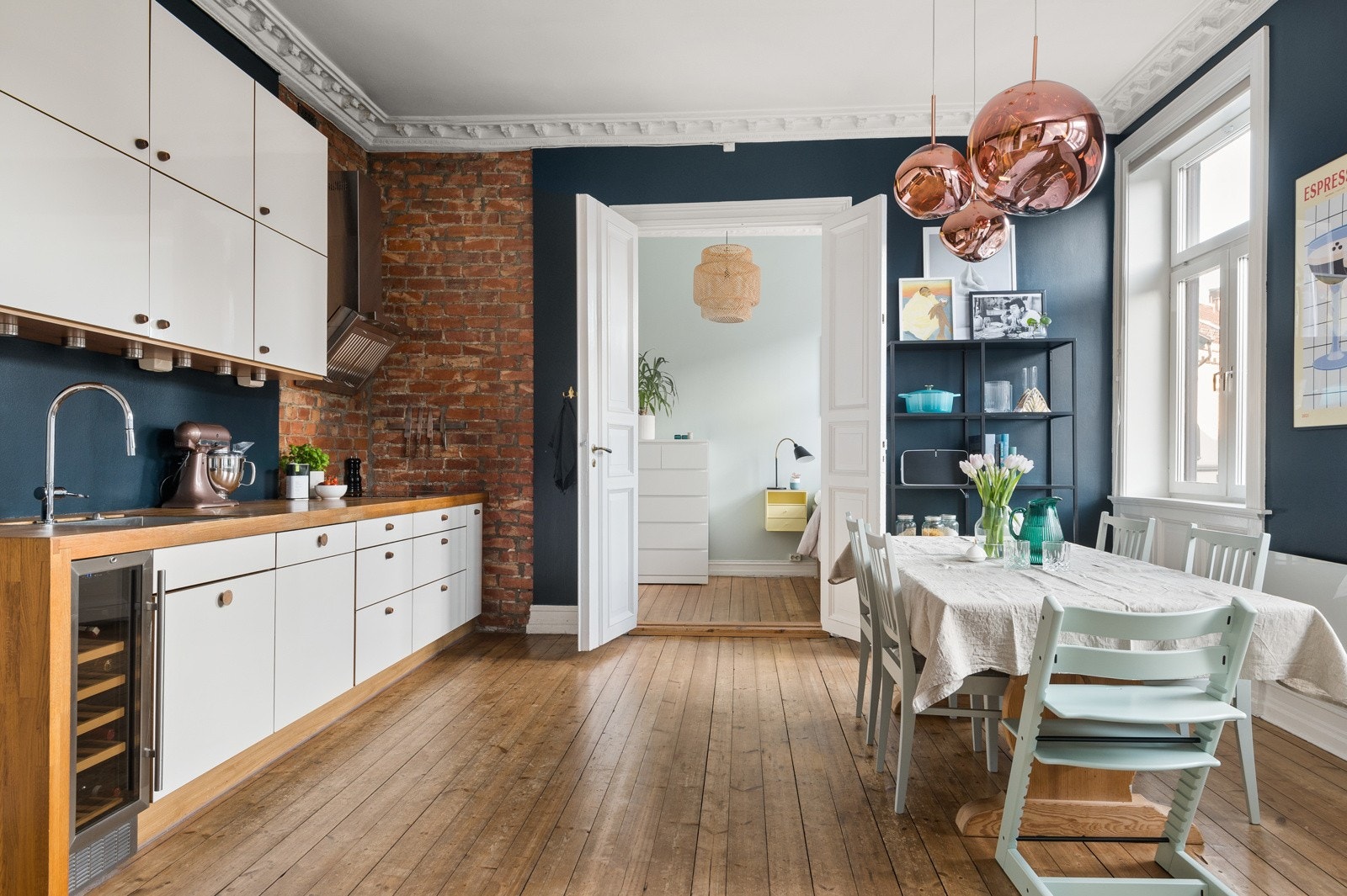 Fra kjøkkenet har man videre adkomst til ett av leilighetens to soverom. Galleribilde