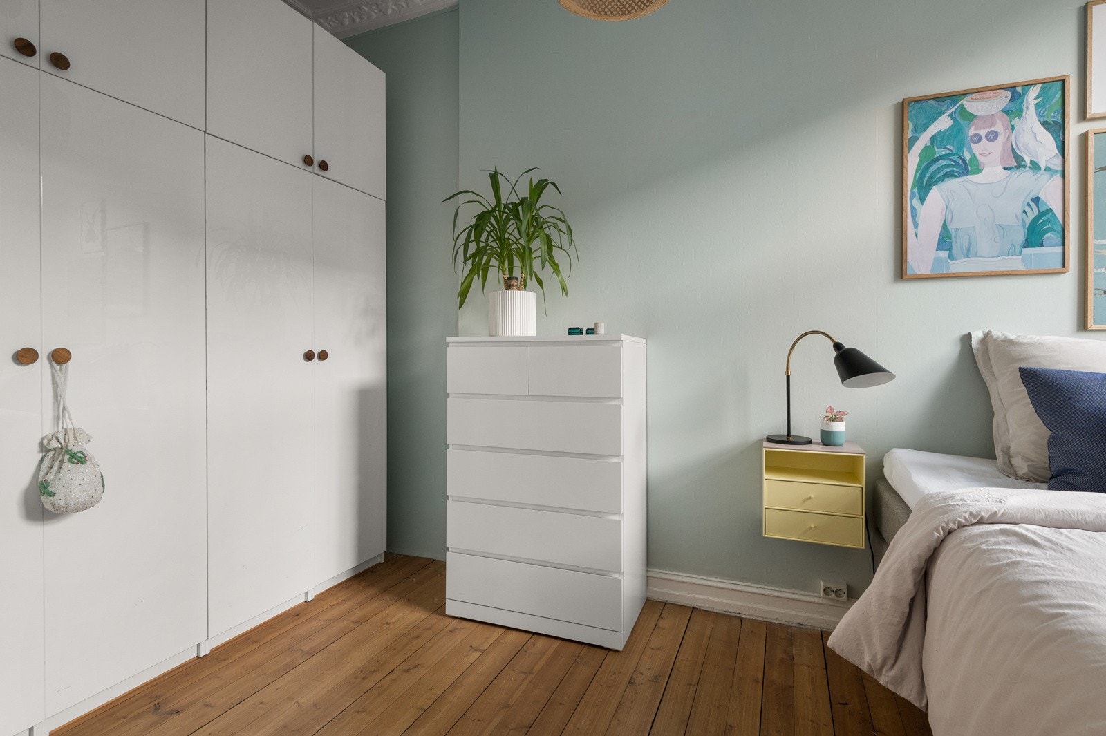 På soverommet er det godt med garderobeskap. Disse medfølger i salget. Galleribilde