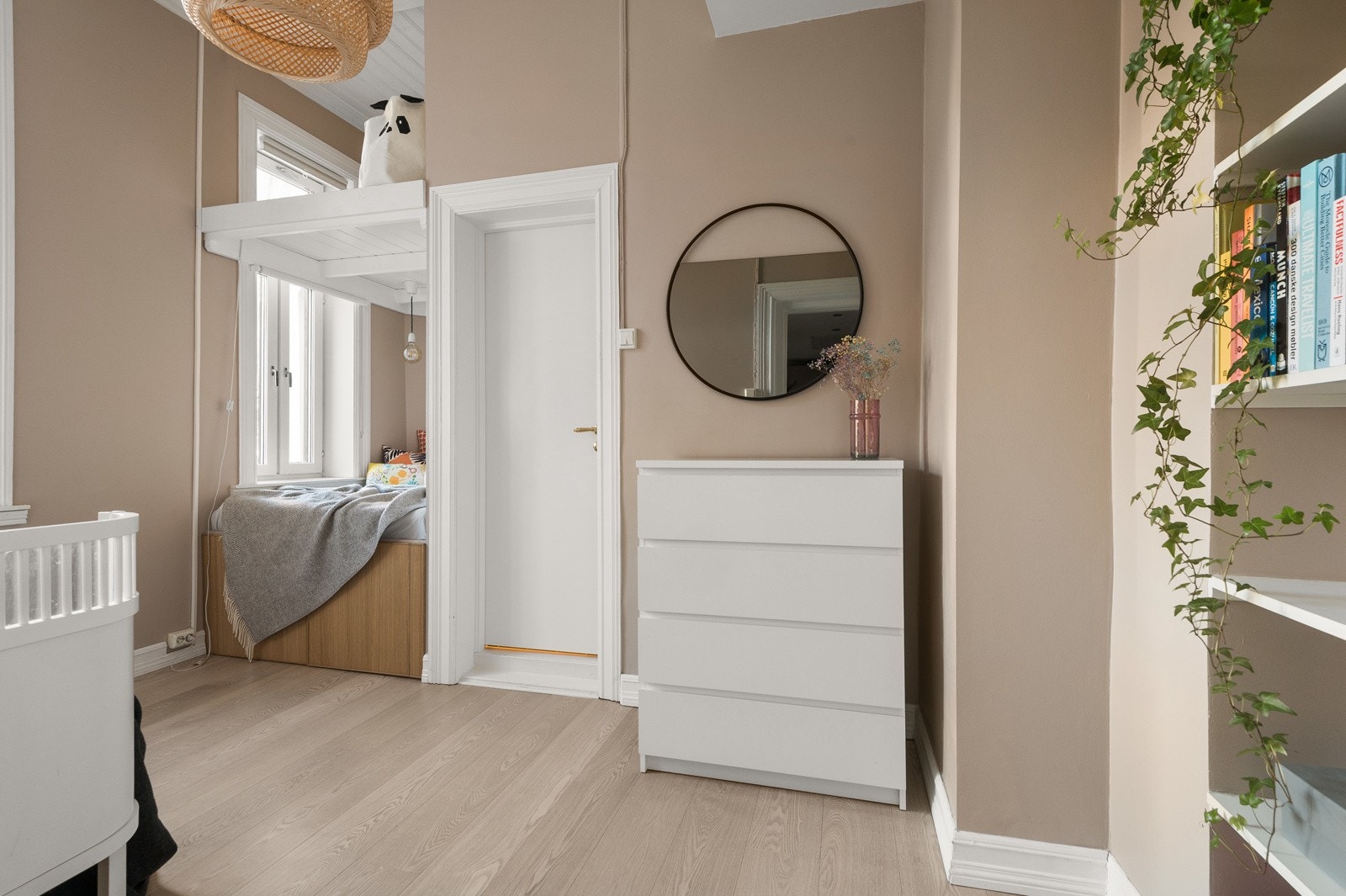 Soverom 2 er i dag innredet som barnerom. Rommet vender ut mot bakgård. Galleribilde