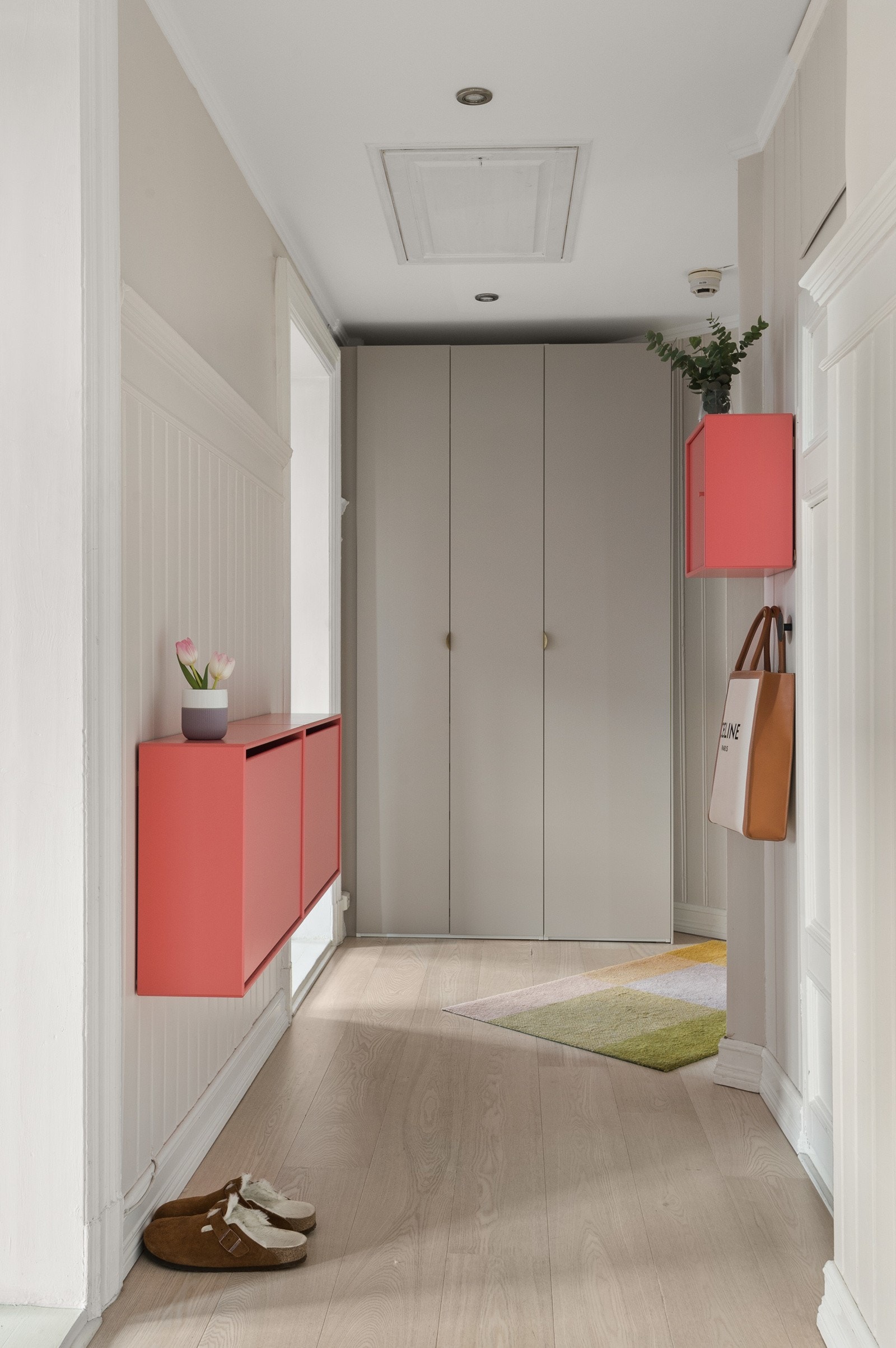 Praktisk gang med flere gode oppbevaringsmuligheter. Taket er senket med downlights (over taket er det et kryploft med tilkomst via egen stige) Galleribilde