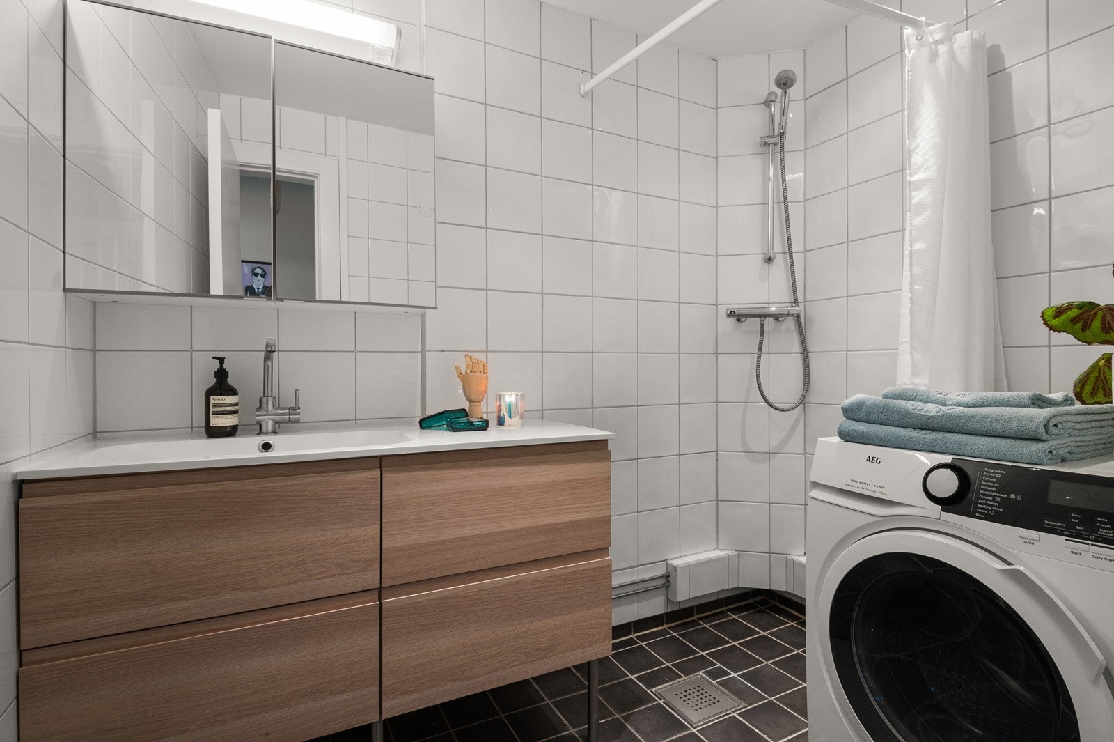 Leilighetens bad (2004) er flislagt med varmekabler i gulv. Galleribilde