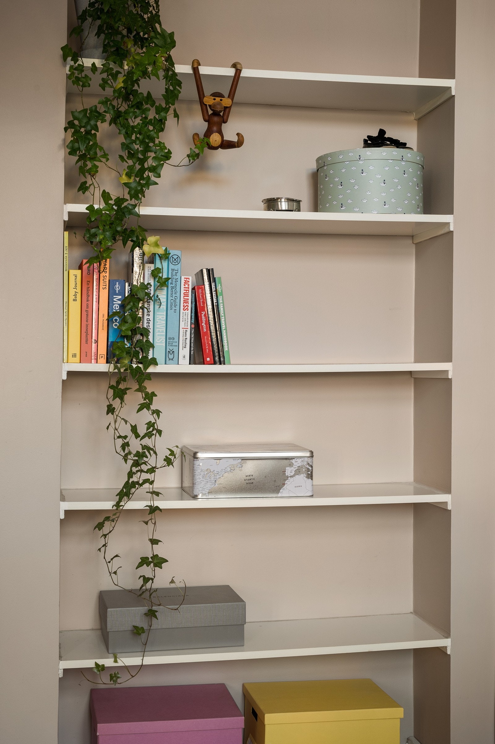 Innebygde hyller på soverom 2. Galleribilde