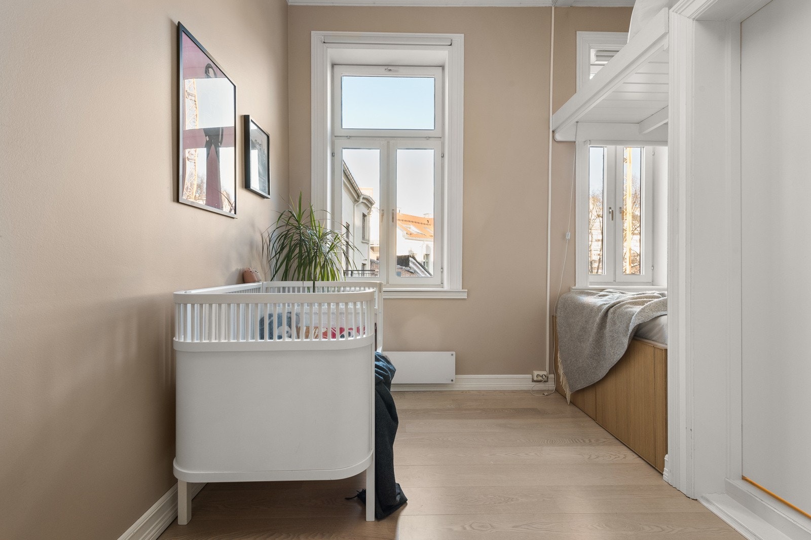 På soverom 2 er det plass til både seng og garderobe. Ønsker du et gjesterom eller hjemmekontor? Her er det flere muligheter. Galleribilde