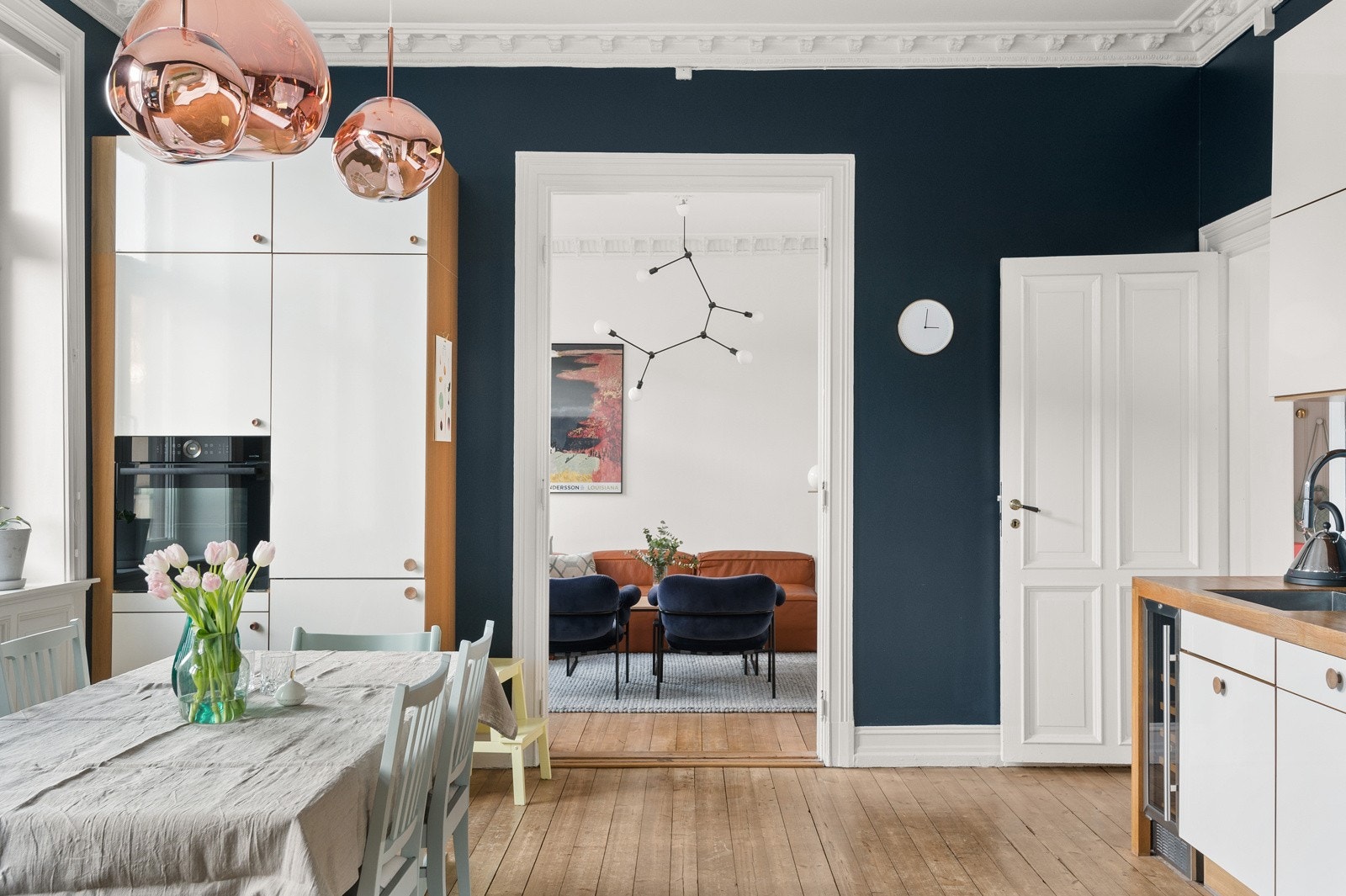 Kjøkkenet har godt med oppbevaringsplass i form av doble overskap. Galleribilde