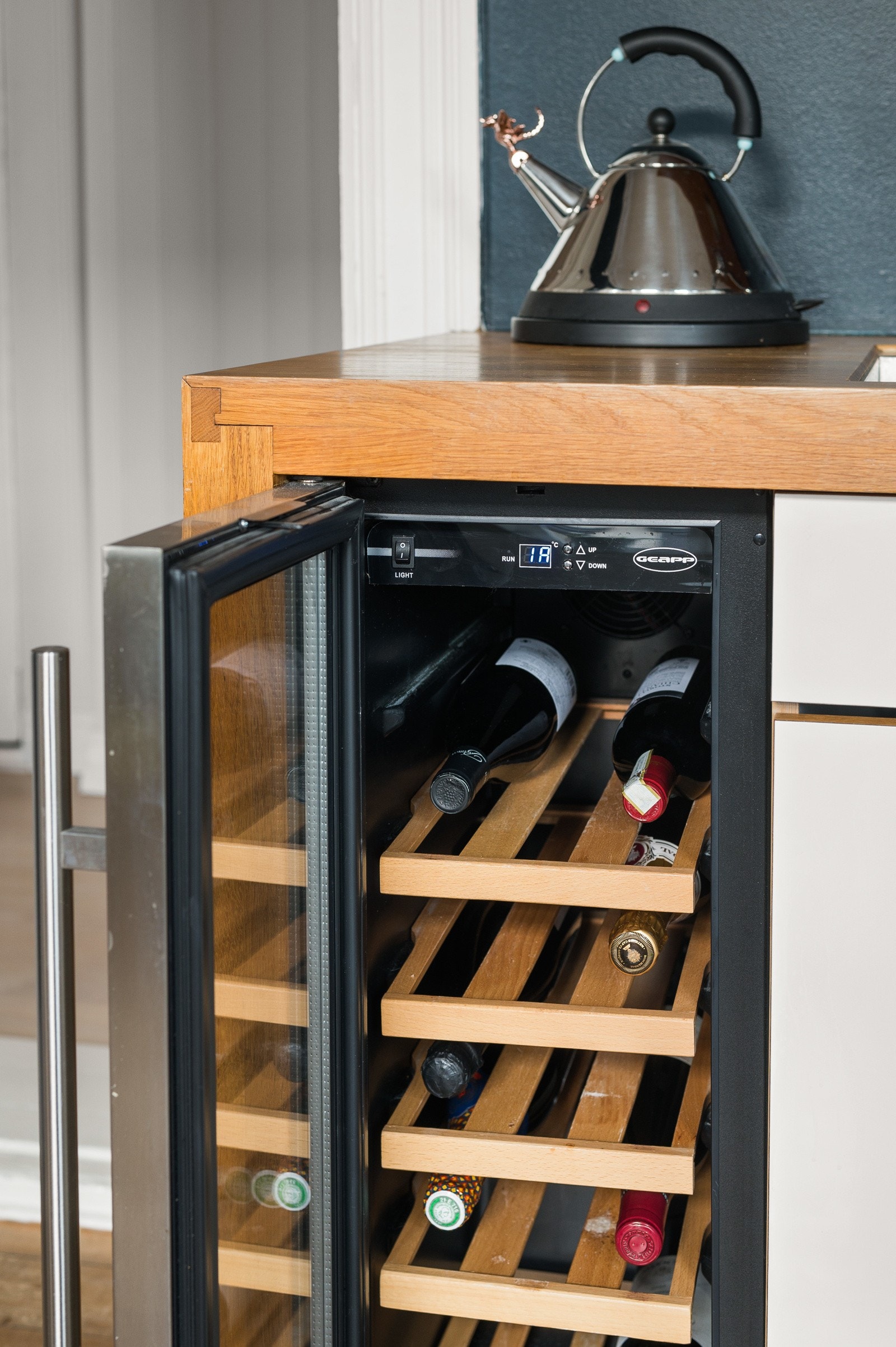 Vinskap på kjøkken. Alle hvitevarene på kjøkkenet medfølger i salget. Galleribilde