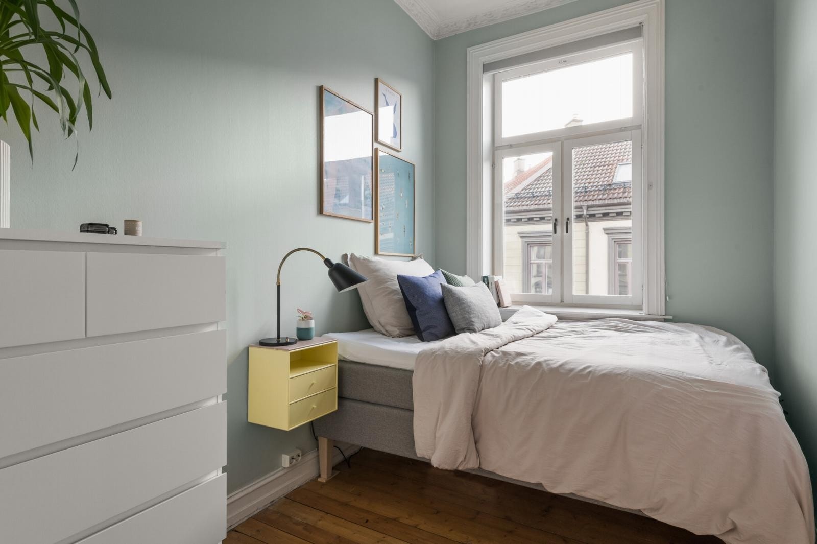 Lyst soverom med plass til dobbeltseng (sengen som er avbildet er 140cm) og tilhørende møblement. Galleribilde