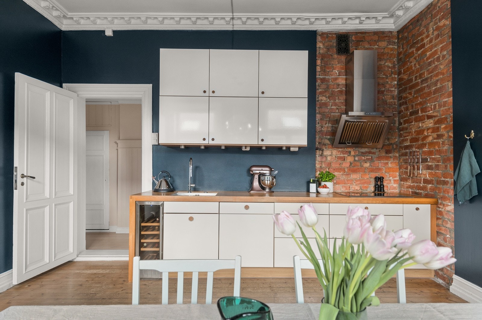 Stilren kjøkkeninnredning fra merket HTH og kjøkkenet har moderne integrerte hvitevarer. Galleribilde