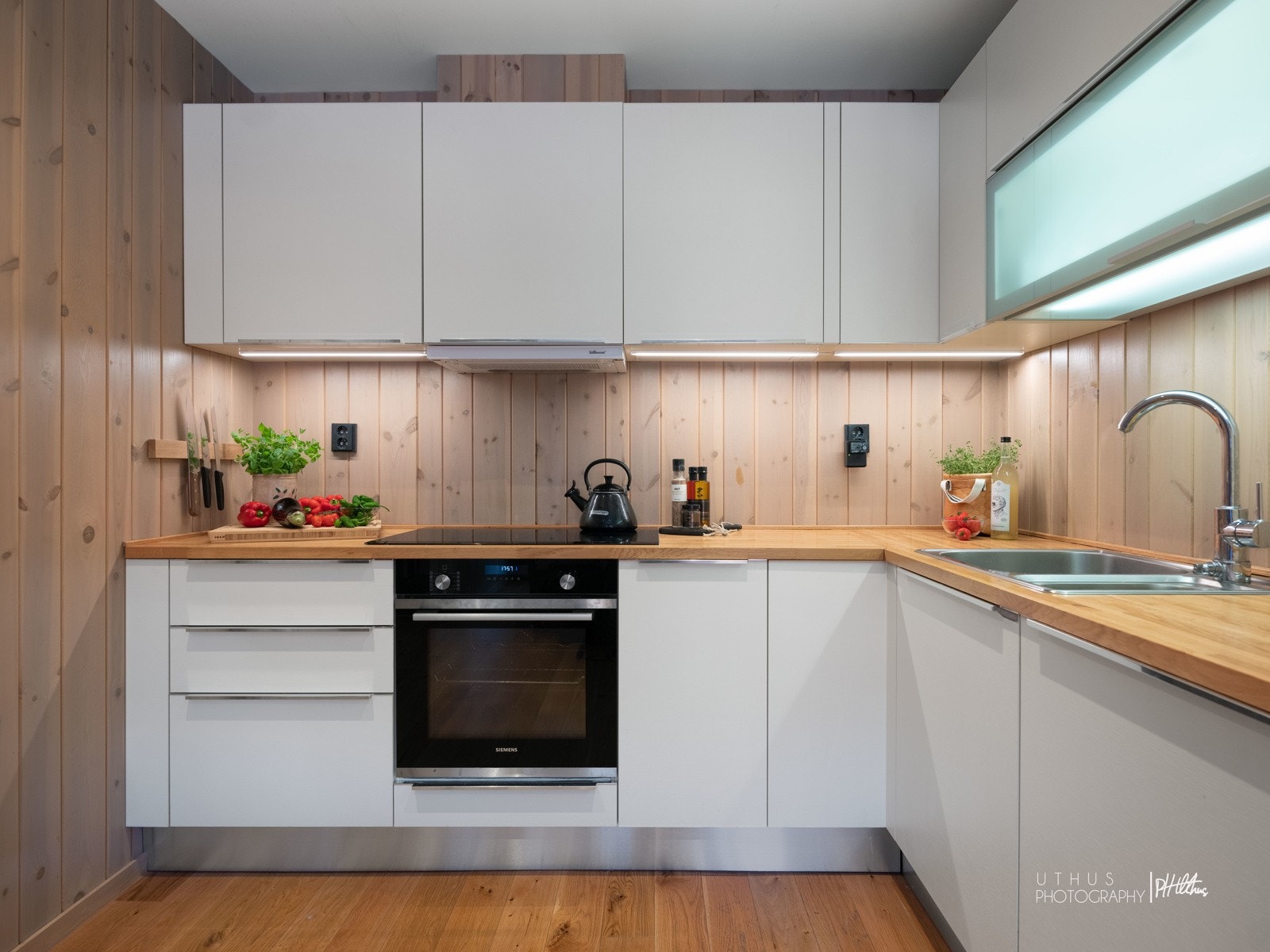 Kjøkkenet har godt med skap og benkeplass Galleribilde