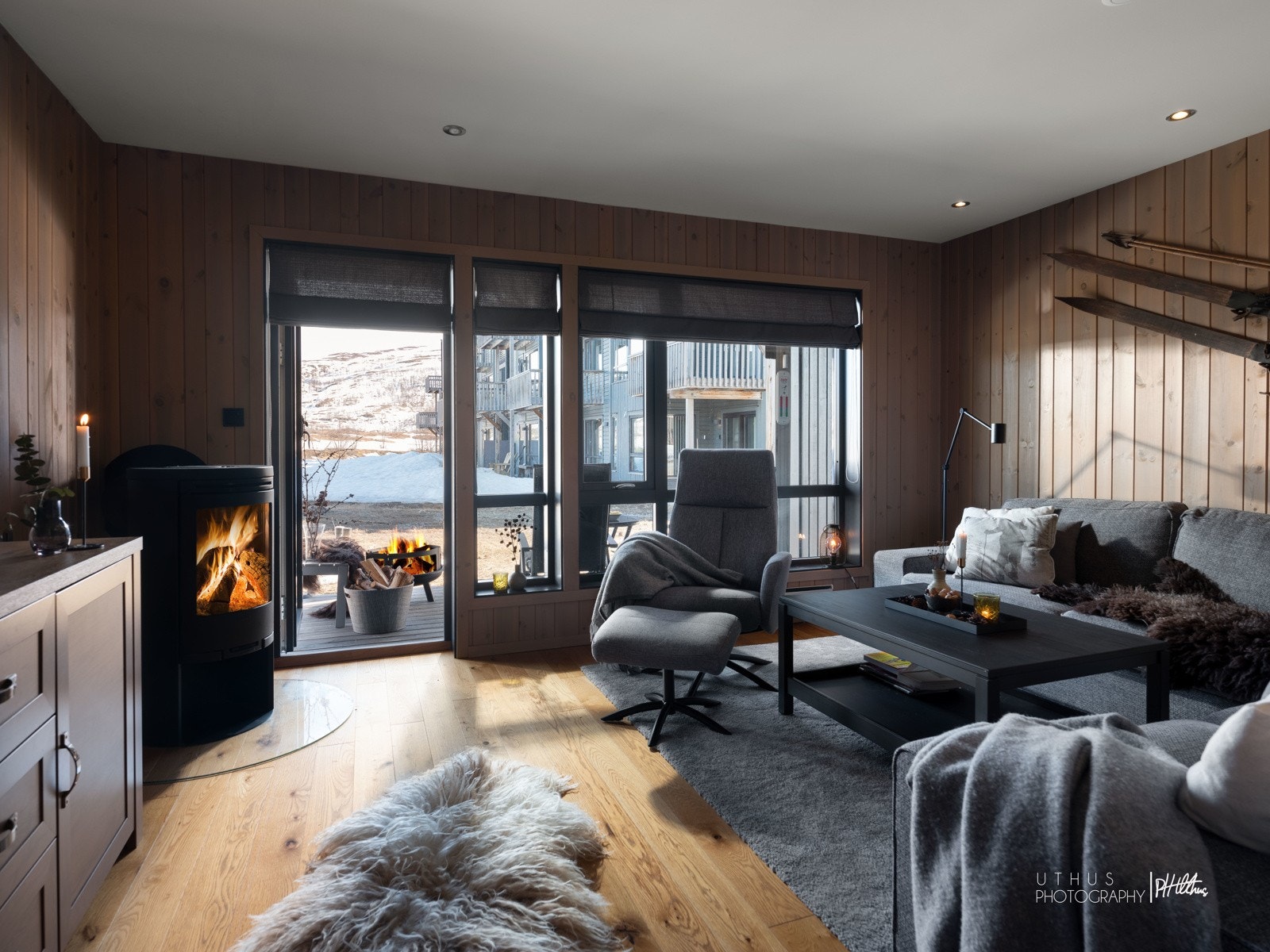 Stue i 1.etg med peisovn og utgang til terrasse Galleribilde