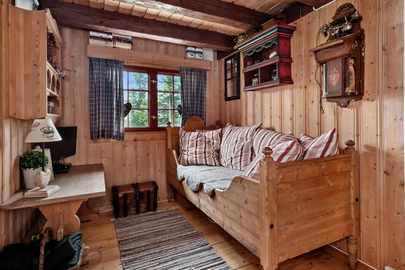 Utenfor to av soverommene er det innredet til stue nr 2/hjemmekontor. Her er det også muligheter for en ekstra sengeplass. Galleribilde