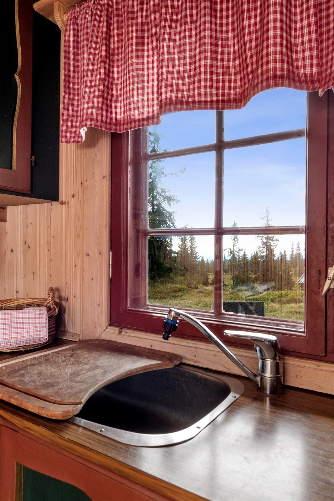 Hytta inneholder et brukervennlig kjøkken i delvis åpen løsning mot stuen. Galleribilde