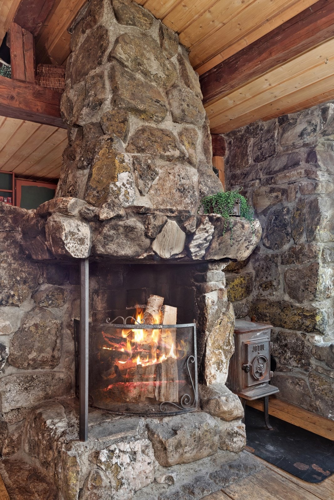 Stor og flott peis mellom stue og spisestue. Galleribilde