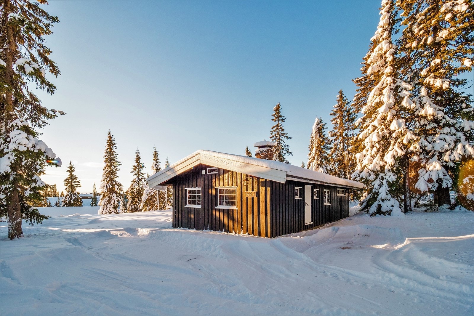 Det er helårsvei til eiendommen som inneholder fritidsbolig og frittstående uthus. Galleribilde