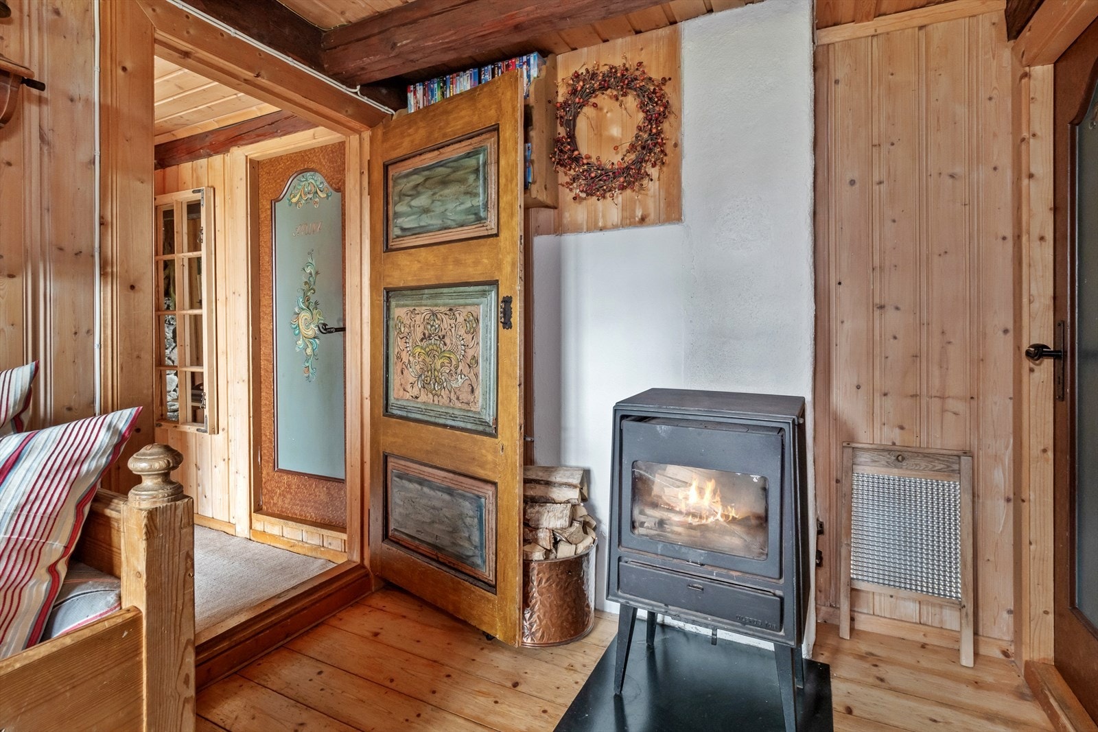 Her er det også peisovn som varmer godt på de kjøligere dager. Galleribilde